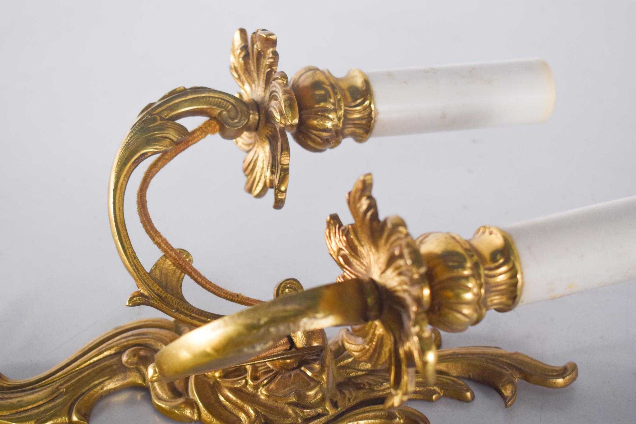 Pareja de apliques dorados siglo XX en venta