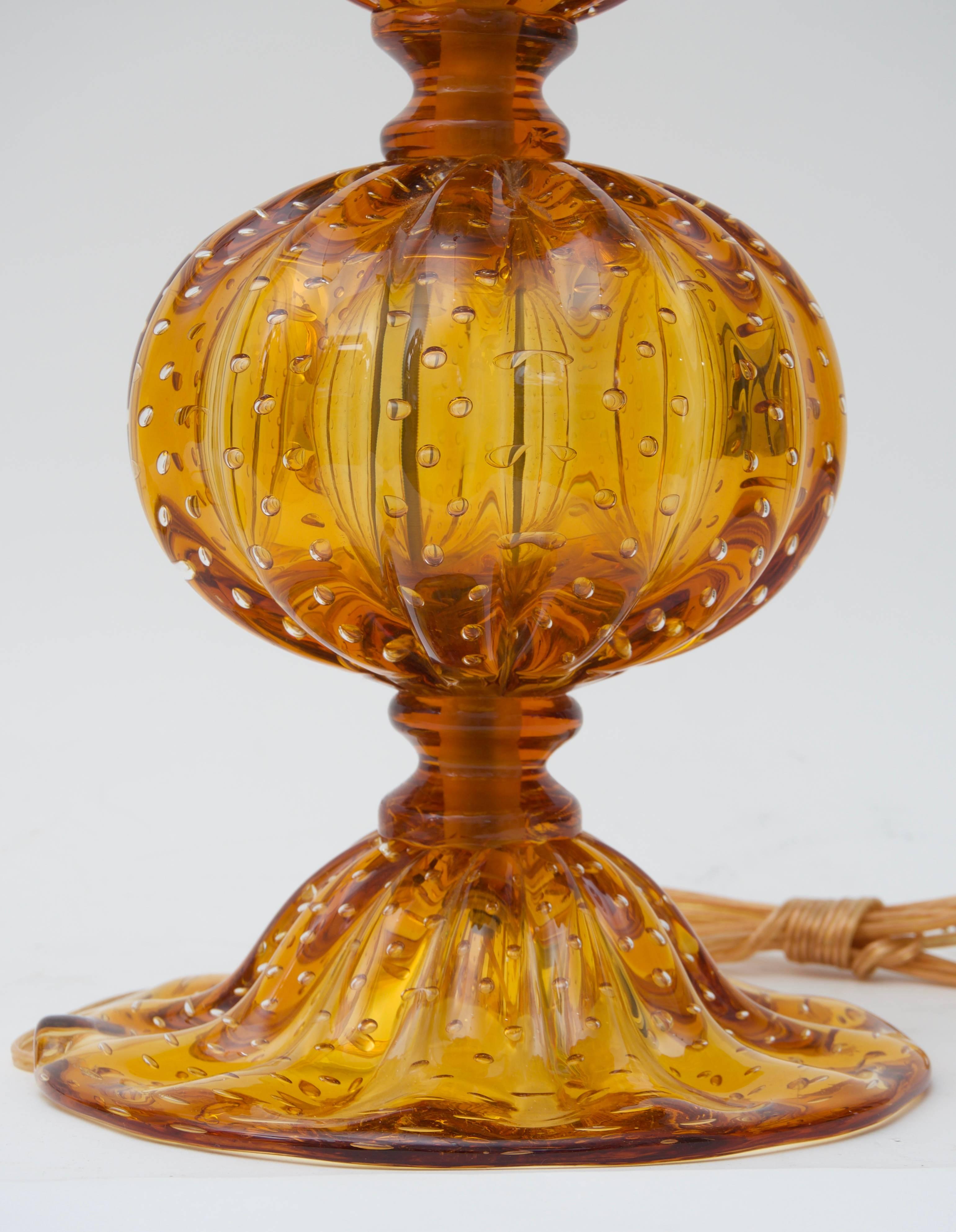 Hollywood Regency Paire de lampes de bureau en verre de Murano de couleur ambre doré  en vente