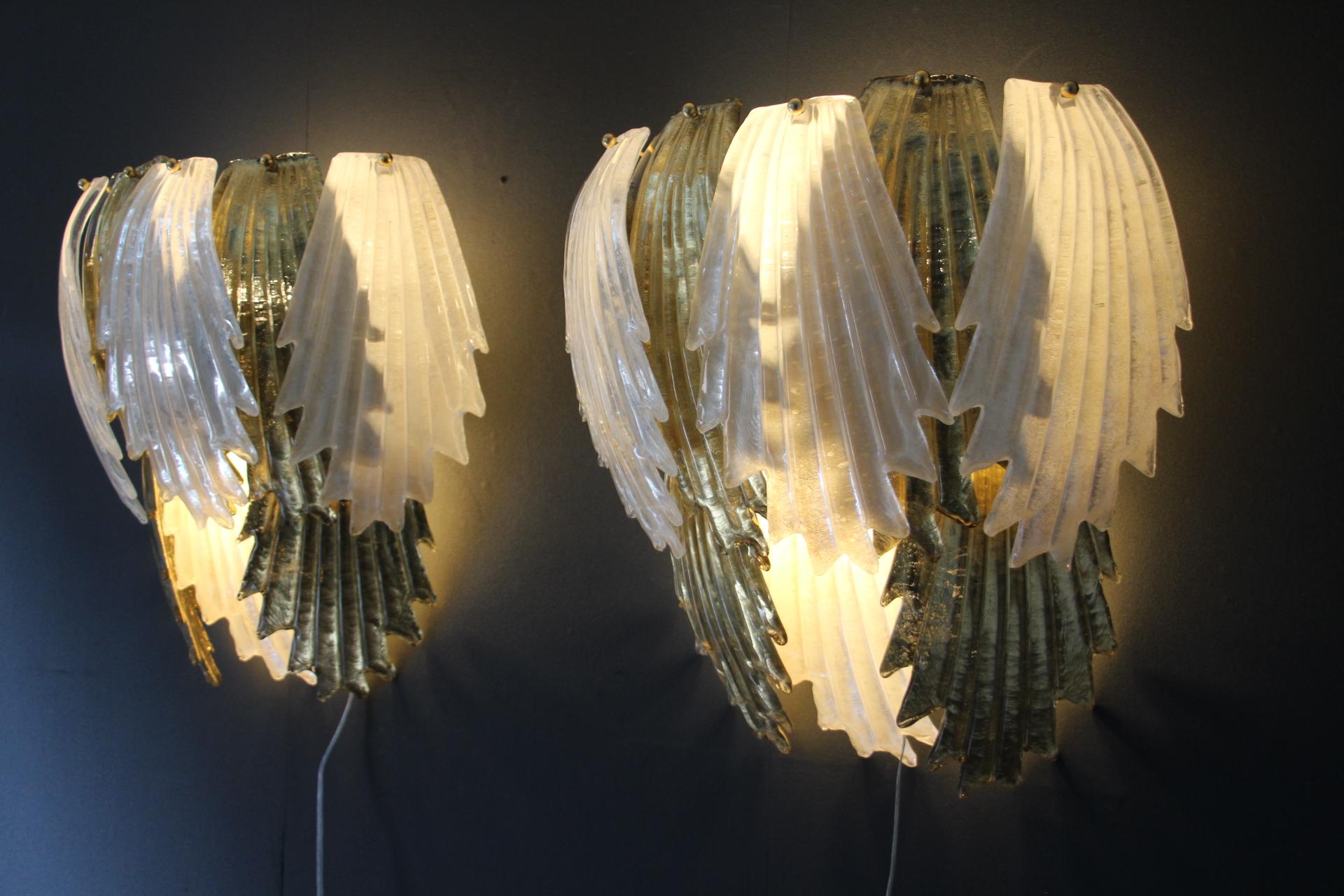 Art déco Paire d'appliques en verre de Murano doré et blanc en forme de feuilles en vente