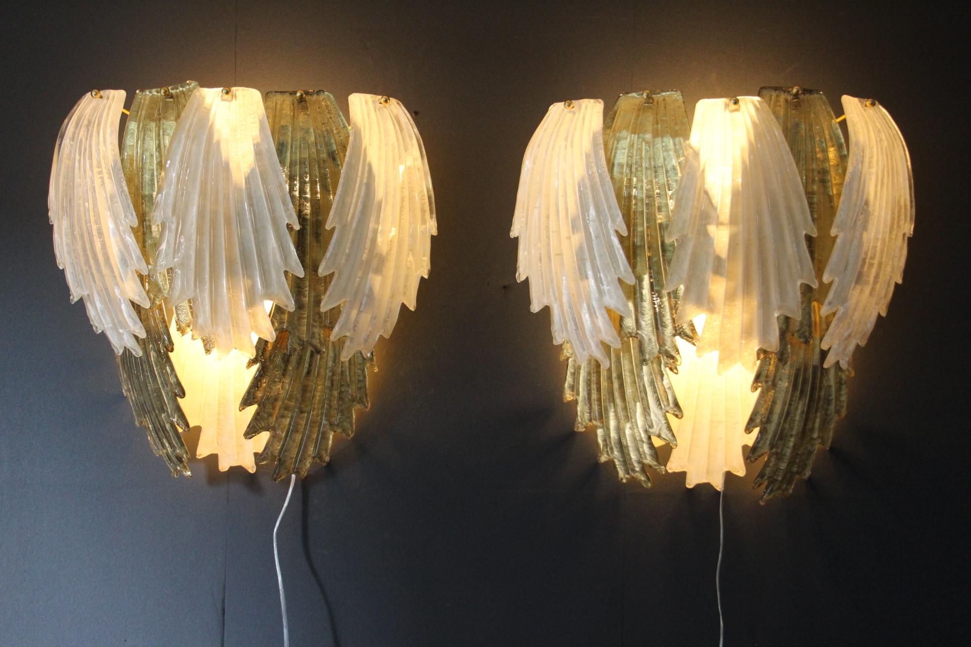 Pair of Golden and White Murano Glass Sconces in Leaves Shape In Excellent Condition For Sale In Saint-Ouen, FR