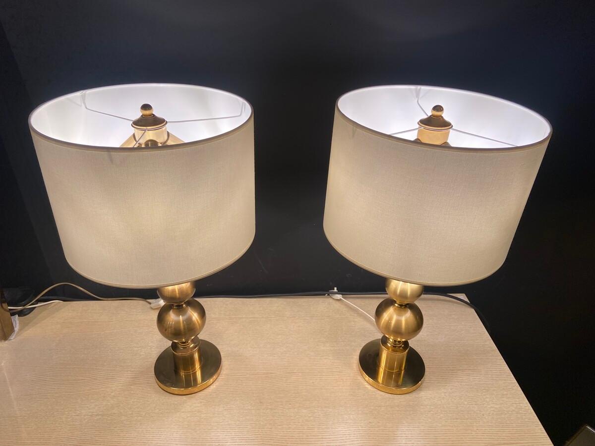 20ième siècle Paire de lampes à boules dorées par Boulanger en vente