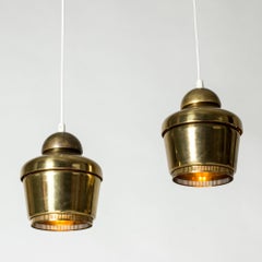 Pareja de lámparas colgantes "Campana de oro" de Alvar Aalto