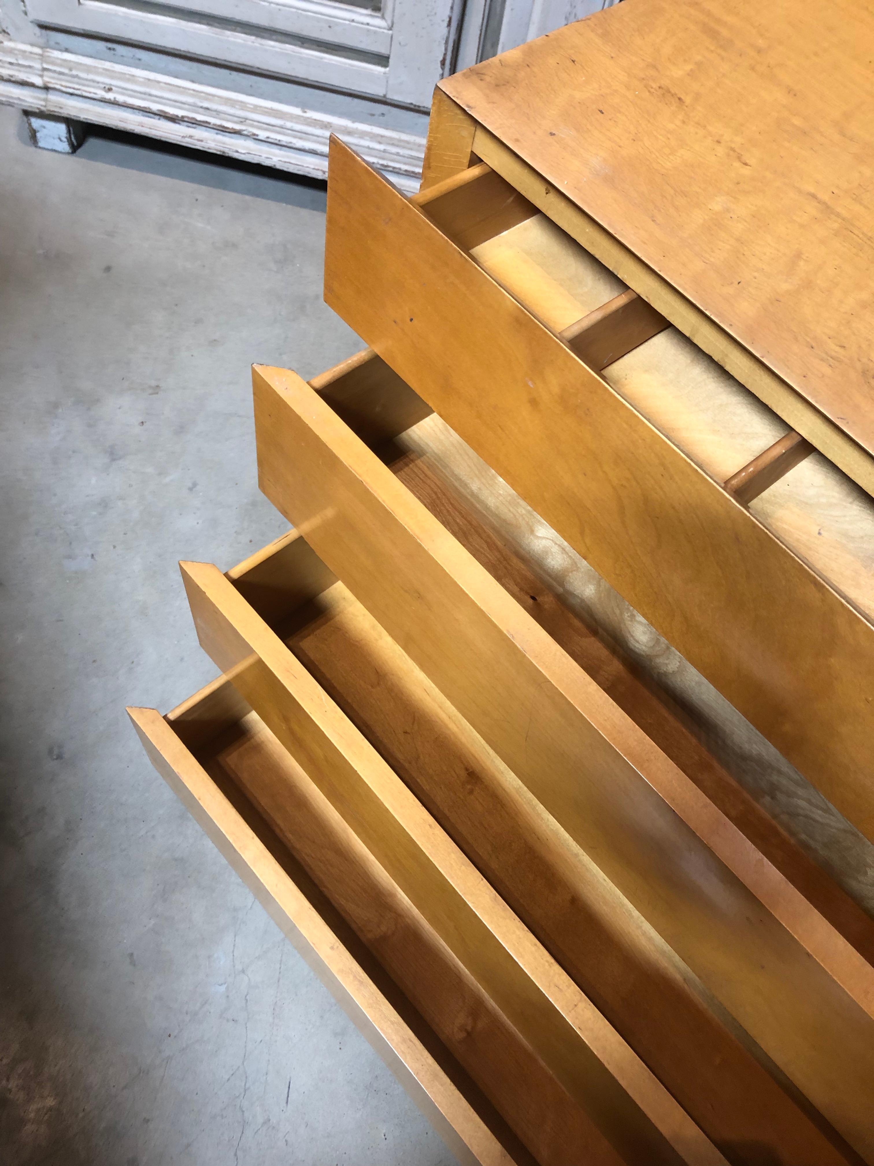 Pair of Golden Birch Mid-Century Modern Swedish Dressers im Zustand „Gut“ in Middleburg, VA