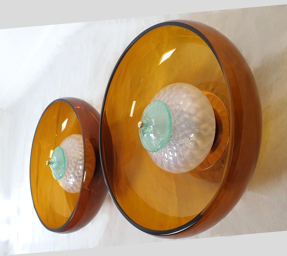 Coppia di grandi appliques in vetro di Murano del Mid Century Modern, Italia, circa anni '90.
Le moderne applique sono costituite da una ciotola rotonda e curva in vetro di Murano di colore marrone dorato o caramello, con elementi in vetro di Murano