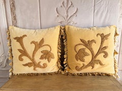 Paar goldene Chenille-Kissen mit metallisch gestickten Applikationen aus dem 19.