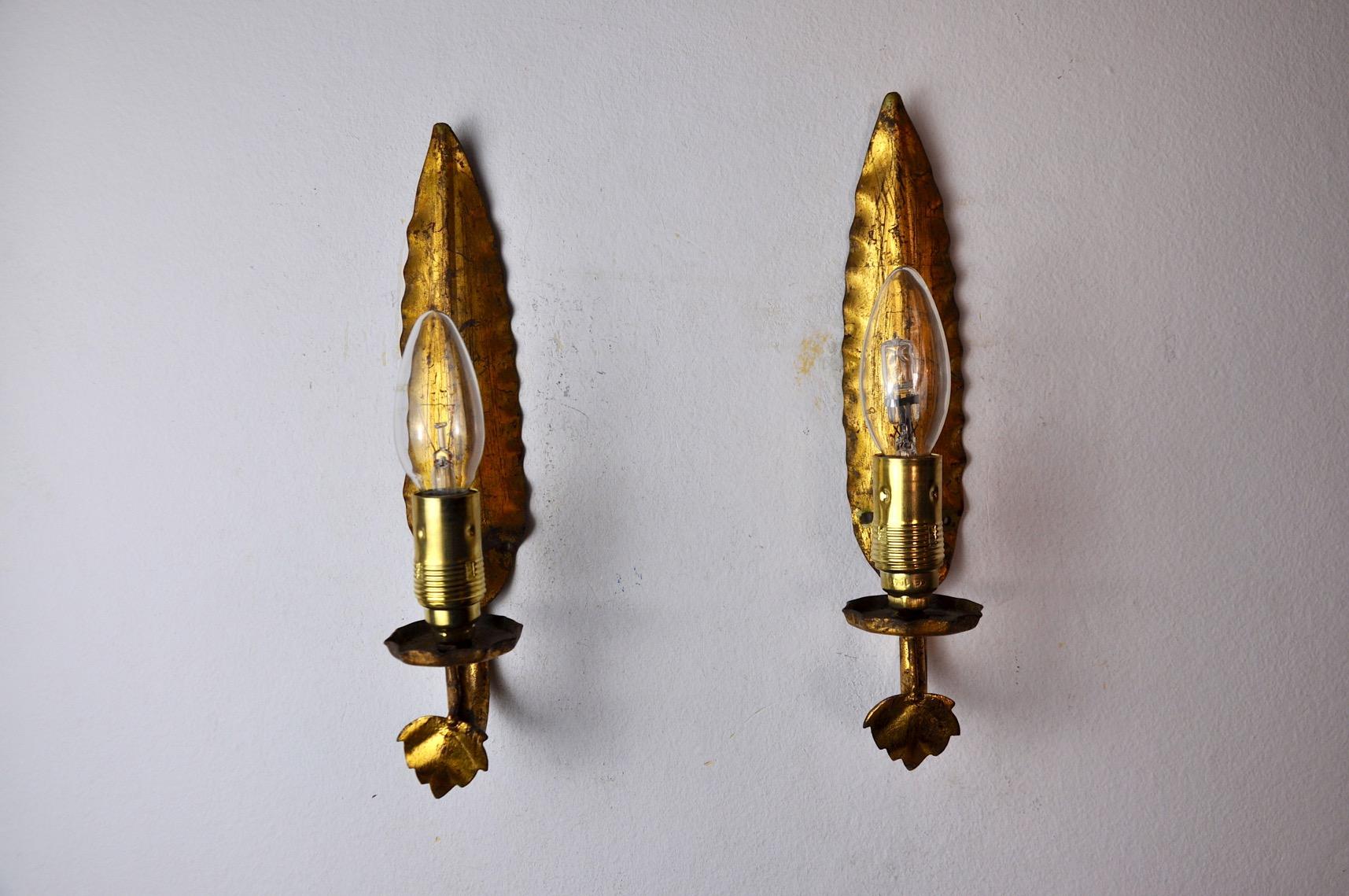 Very beautiful and large pair of floral sconces designed and produced by ferro arte in Spain in the 1960s. Structure in gilded metal with gold leaf. Unique object that will illuminate wonderfully and bring a real design touch to your interior.