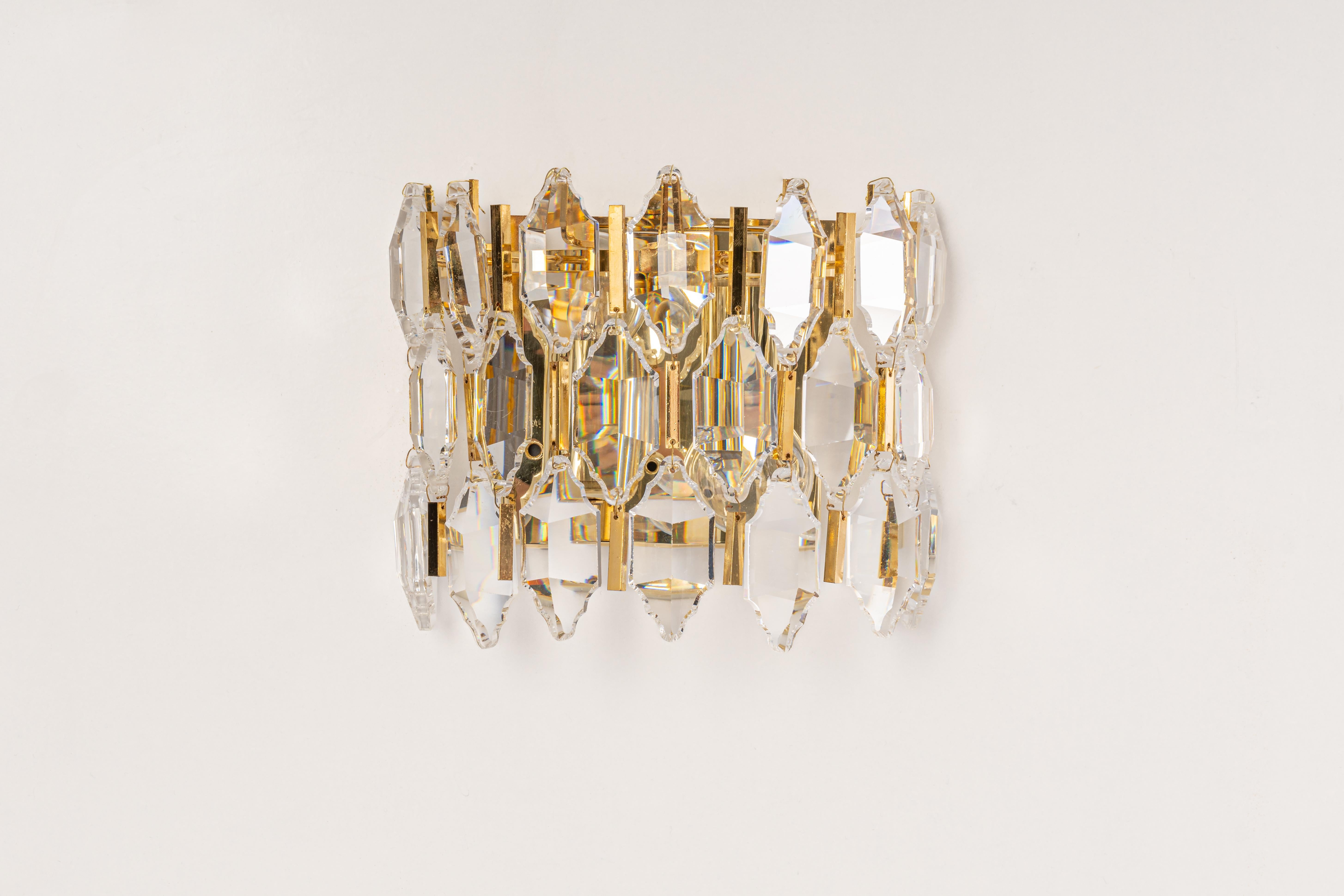 Ein atemberaubendes Paar goldener Wandleuchter von Palwa, Deutschland, ca. 1970-1979. Sie besteht aus Kristallglasstücken auf einem vergoldeten Messingrahmen.
Das Beste aus den 1970er Jahren aus Deutschland.

Schwere Qualität und in sehr gutem