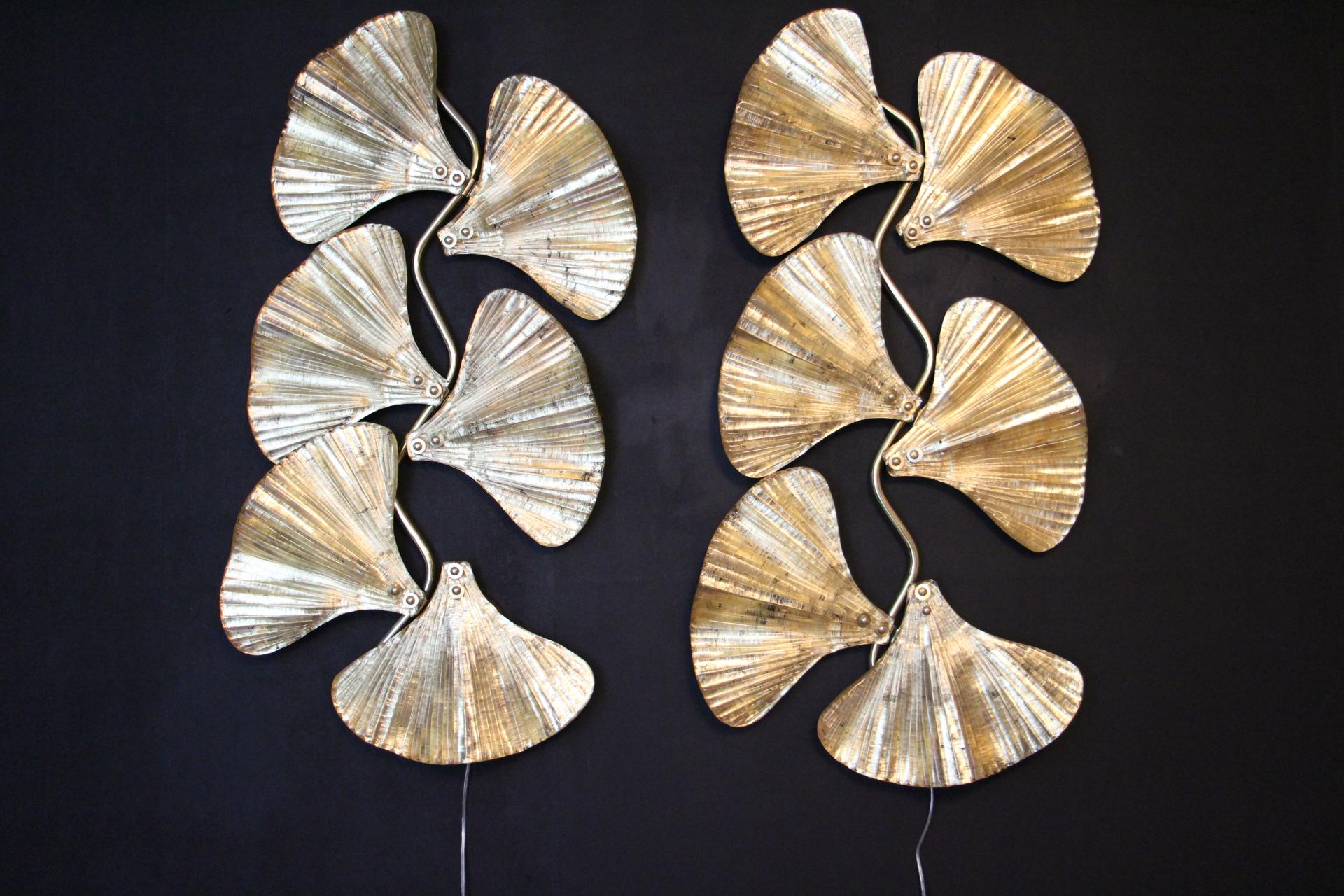 This spectacular pair of long wall lights was entirely handcrafted in Murano. Each single leaf was individually made in high quality blown glass, this is why we can notice very light difference from a piece to another.Entirely hand made, this piece