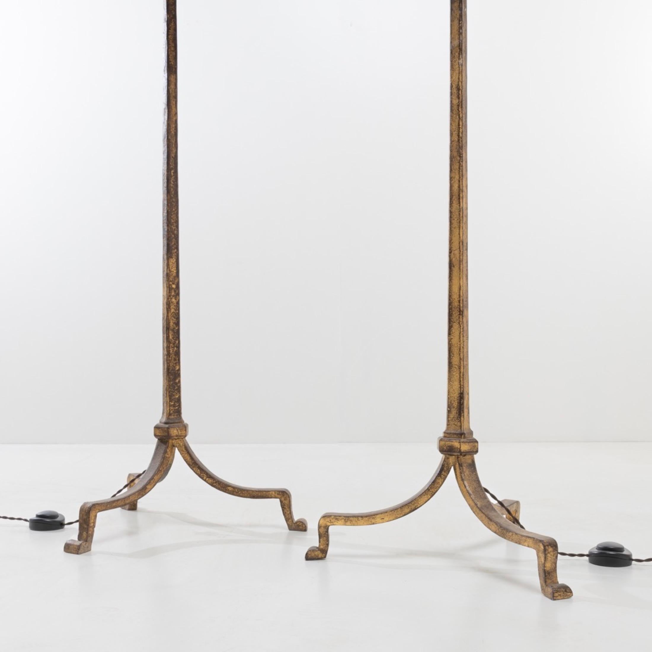 Pair of golden iron floor Lamps by Maison Ramsay  In Good Condition For Sale In Brussels, BE