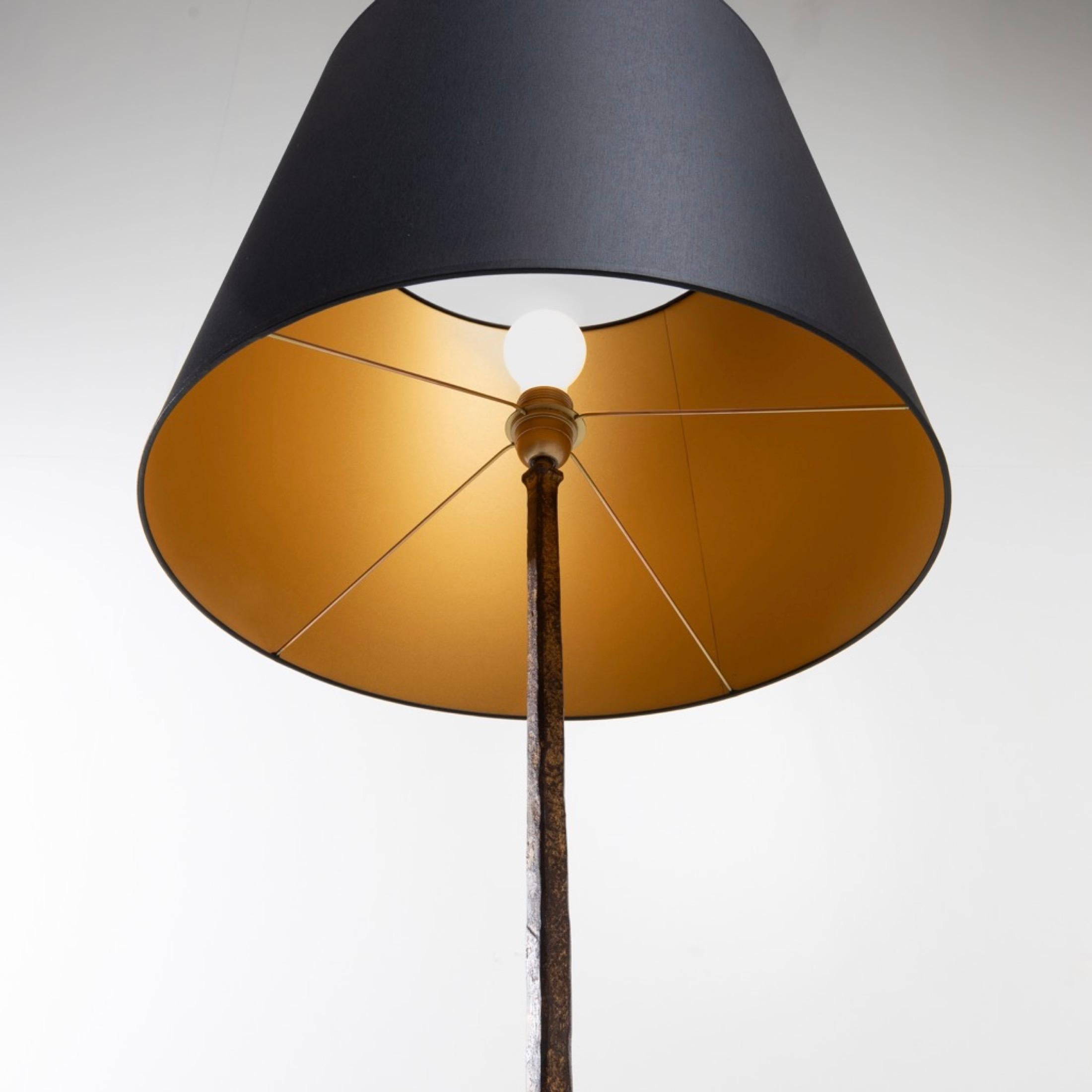 20ième siècle Paire de lampadaires en fer doré de la Maison Ramsay  en vente