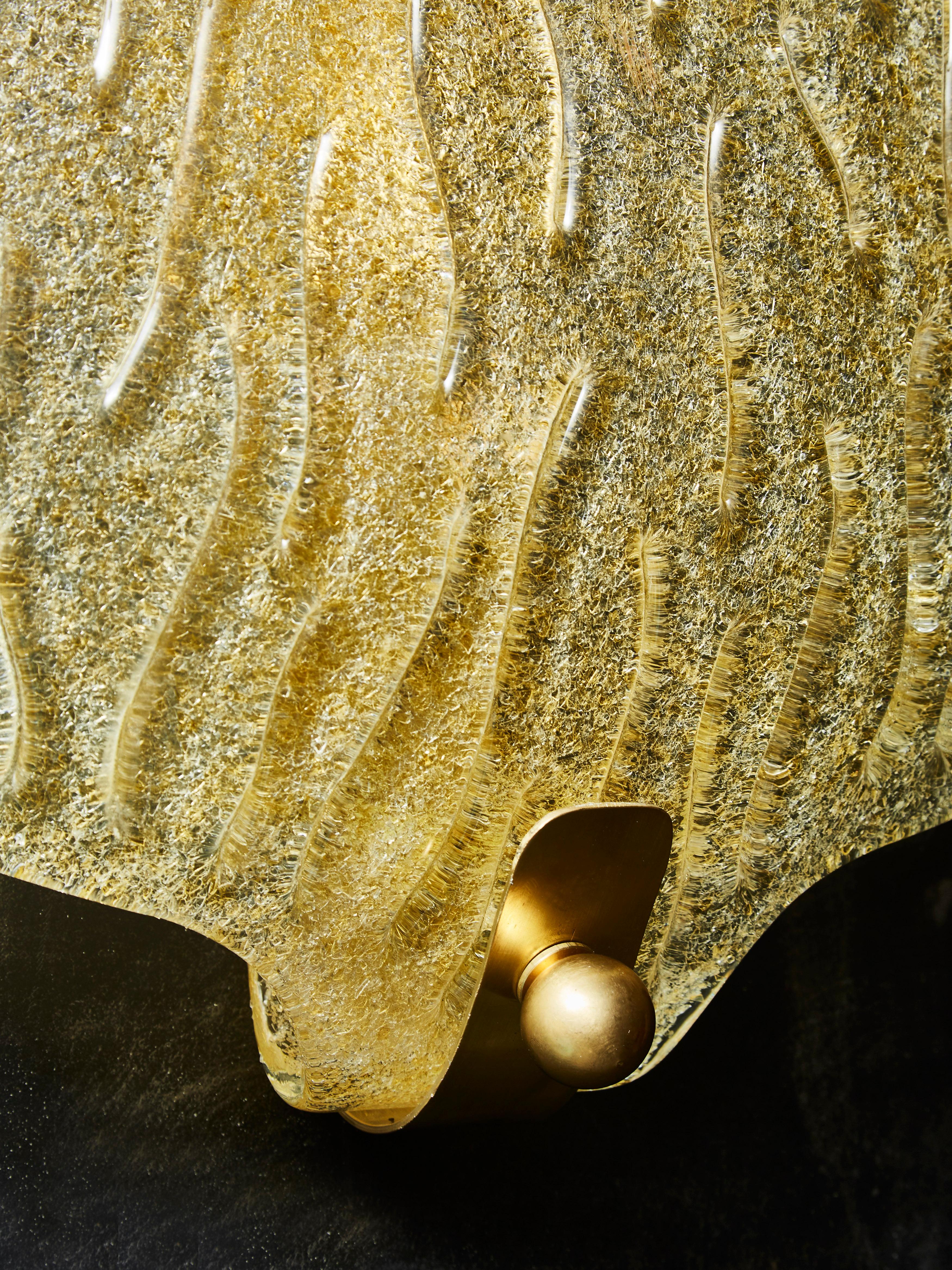 Paire d'appliques murales en forme de feuille en verre doré de Murano en vente 1