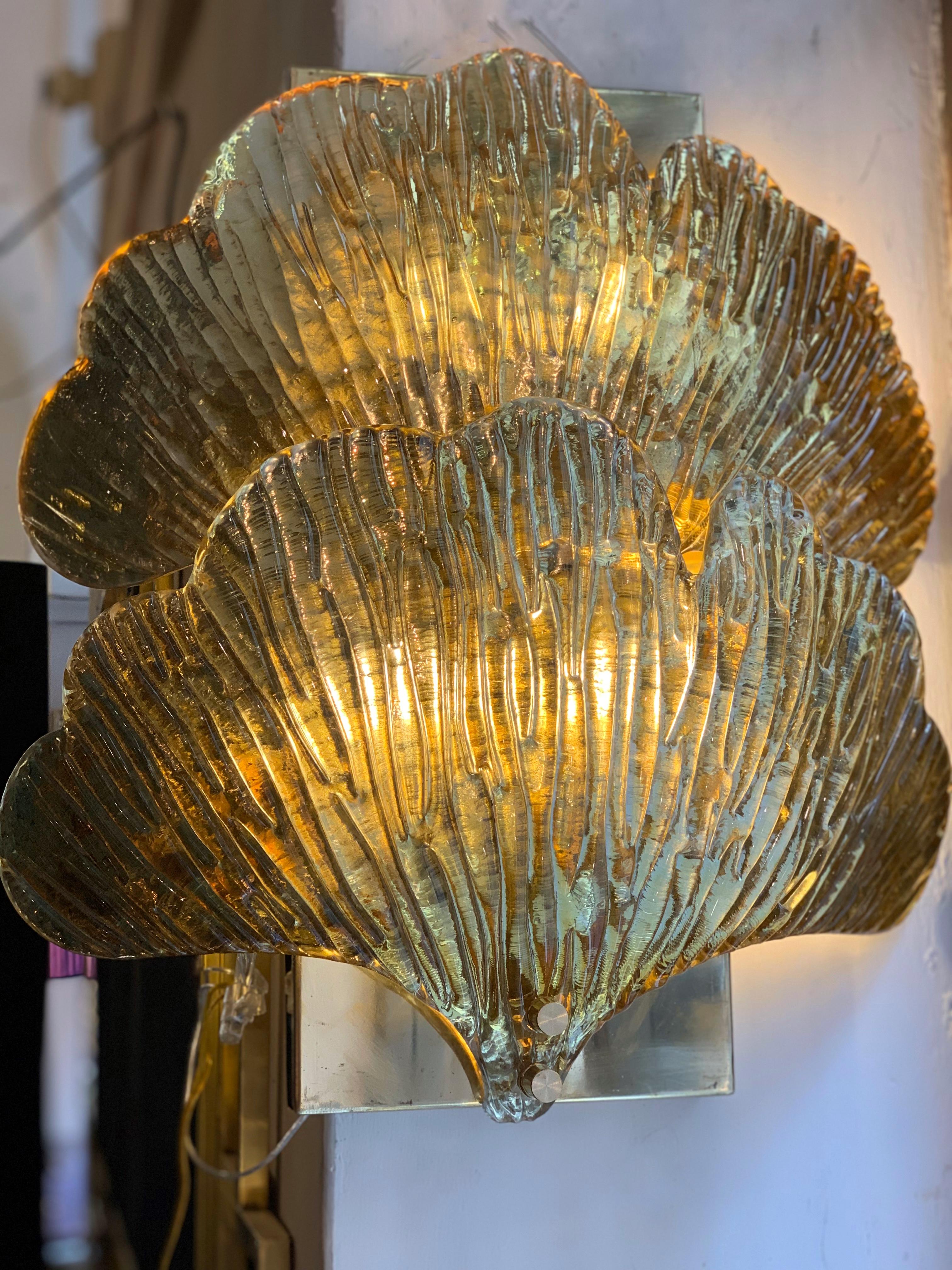 Pair of Golden Murano Glass Mirrored Ginkgo Leaf Sconces, Brass Structure, 1950s In Excellent Condition In Florence, IT