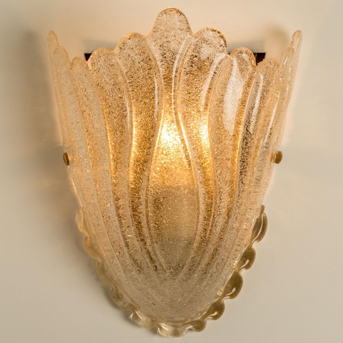 Pareja de apliques de concha de cristal de Murano dorado, Italia Años 60 Moderno de mediados de siglo en venta