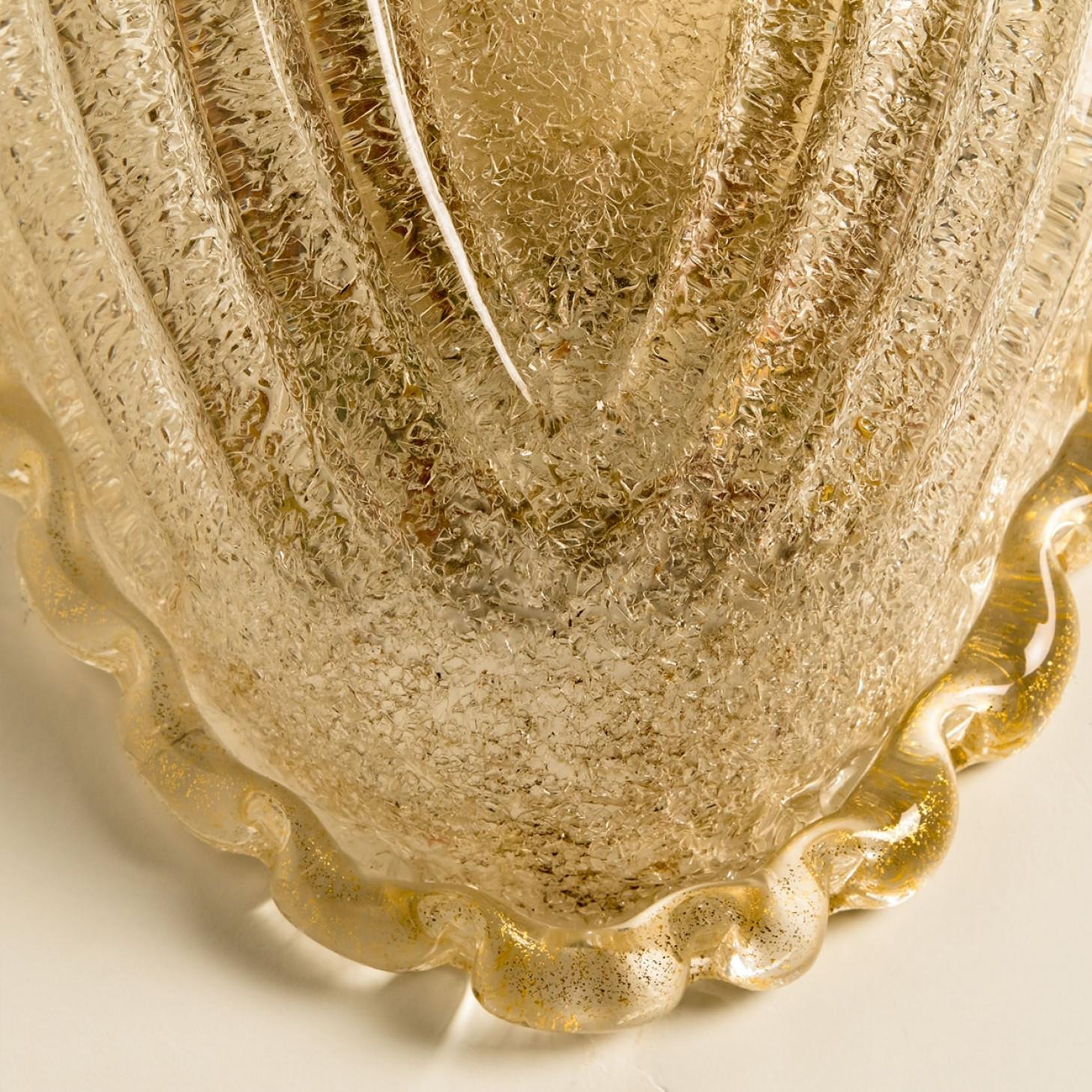 Pareja de apliques de concha de cristal de Murano dorado, Italia Años 60 Italiano en venta