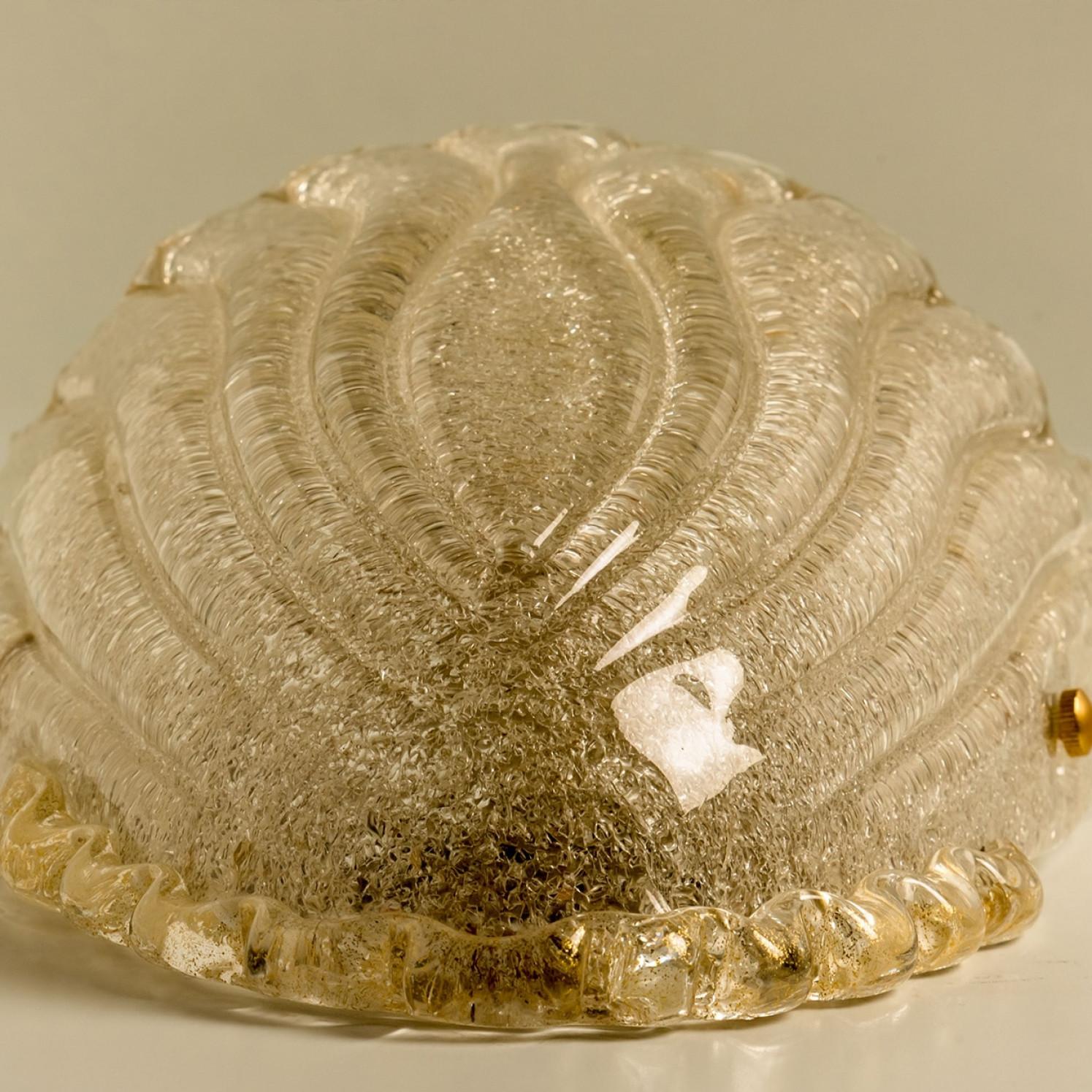 Pareja de apliques de concha de cristal de Murano dorado, Italia Años 60 en Bueno estado para la venta en Rijssen, NL