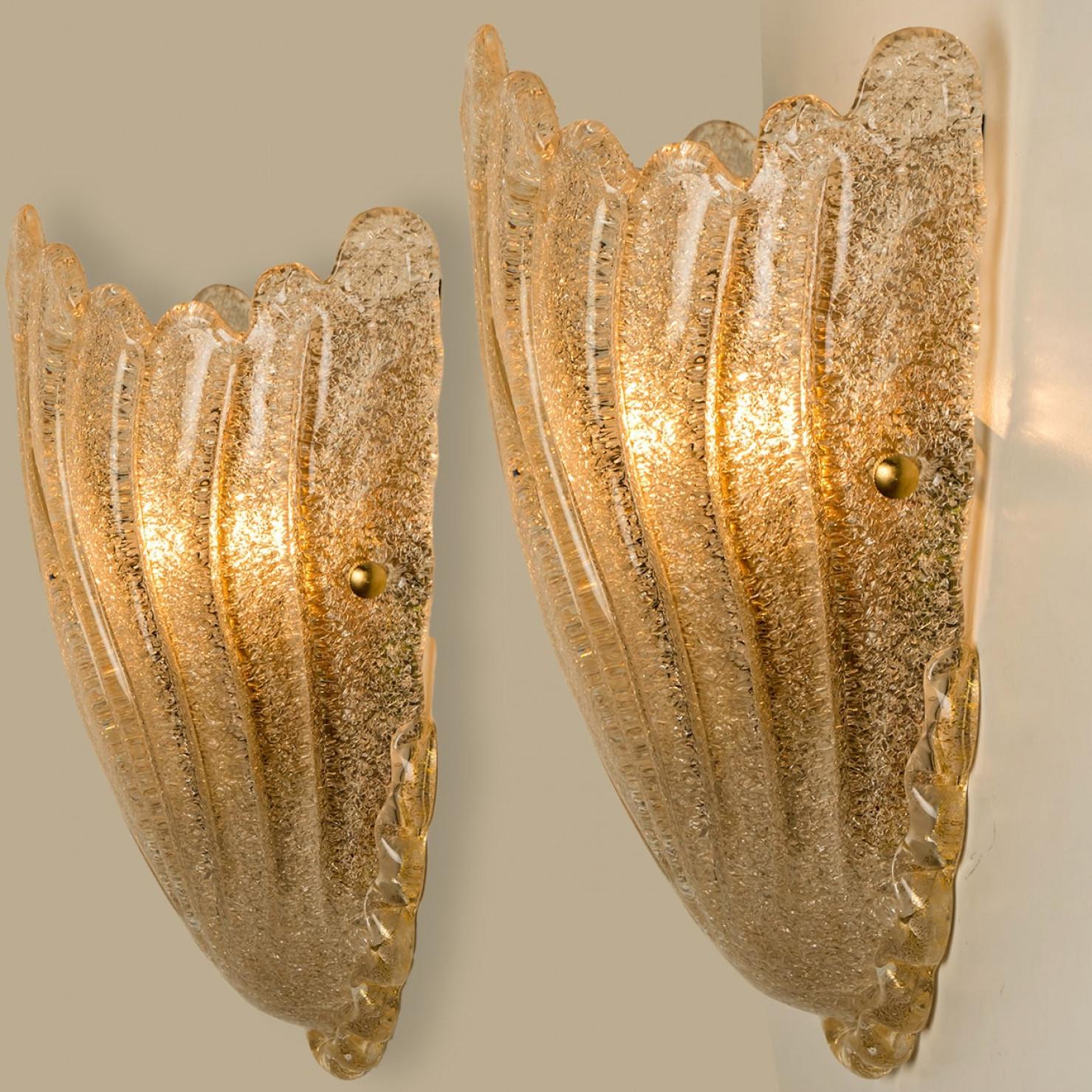 Pareja de apliques de concha de cristal de Murano dorado, Italia Años 60 siglo XX en venta