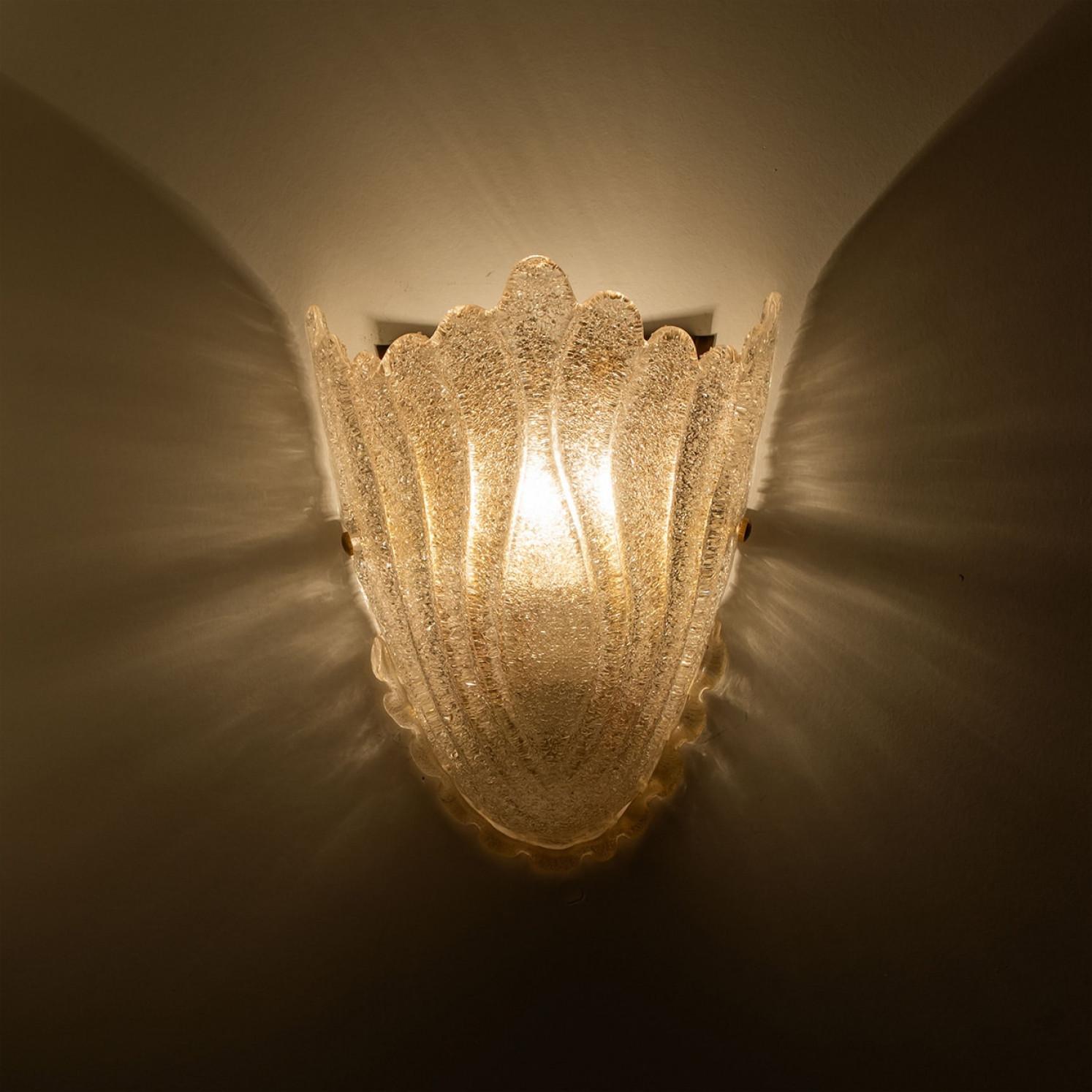 Pareja de apliques de concha de cristal de Murano dorado, Italia Años 60 en venta 1