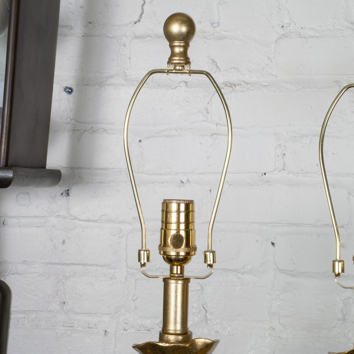 Paire de lampes de table de composition de forme organique dorée en vente 1
