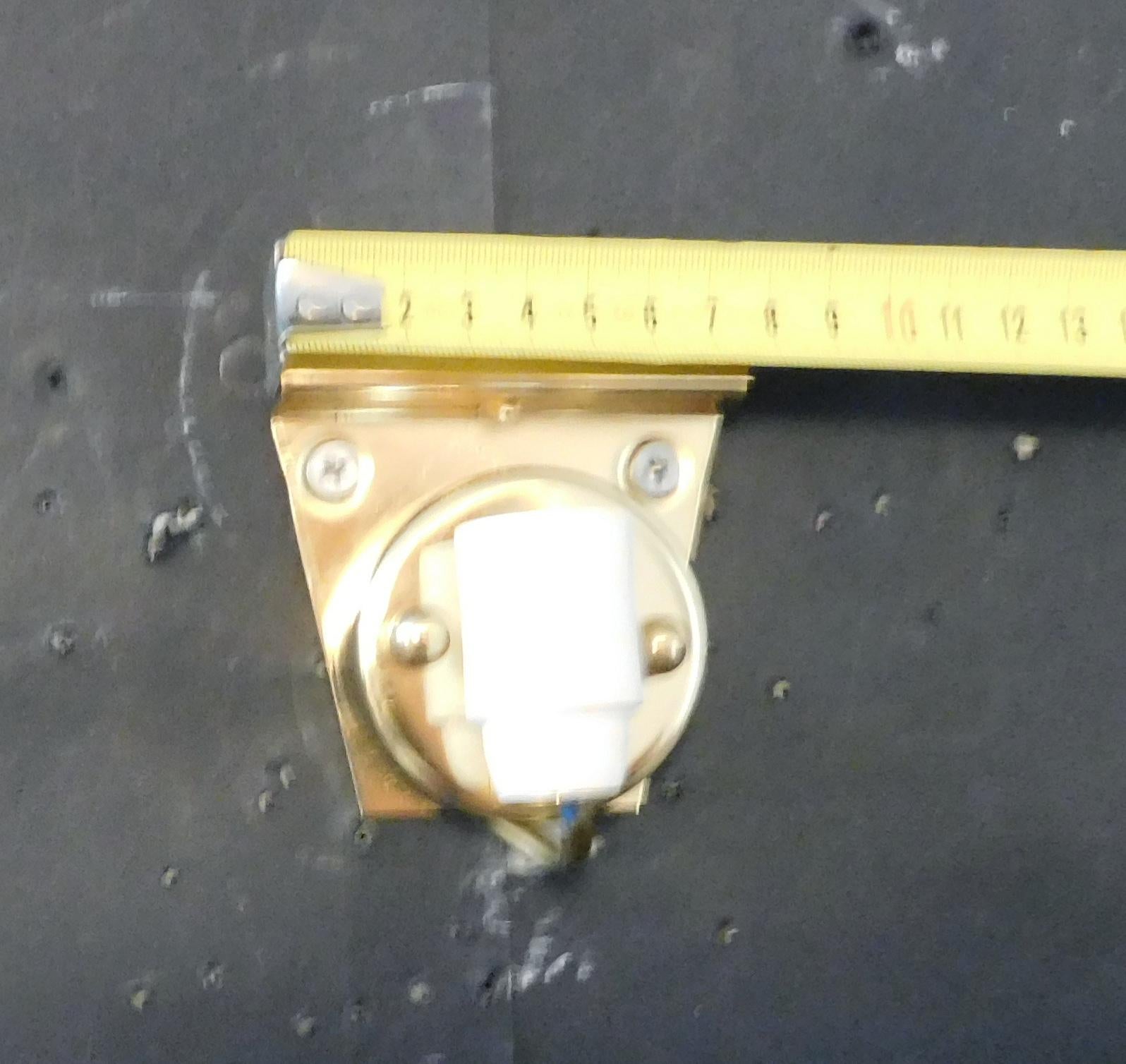 Pair of Golden Shield Sconces en venta 3