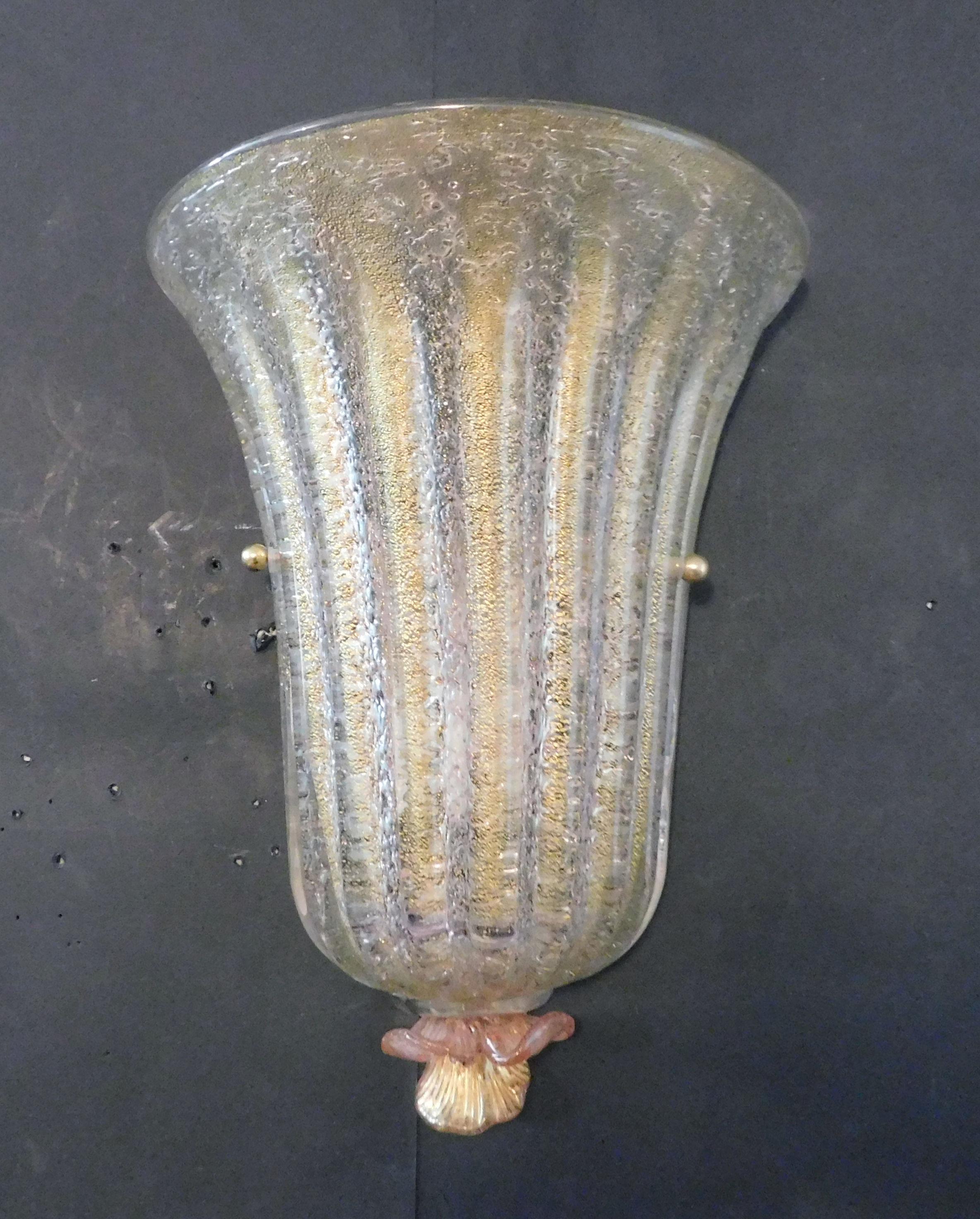 Aplique italiano con un escudo de cristal de Murano soplado a mano con textura granulada e infundido con motas doradas, incluido un remate rosa / Made in Italy
Medidas: Alto 12 pulgadas, ancho 9 pulgadas, fondo 5 pulgadas
1 luz / tipo E12 o E14 /