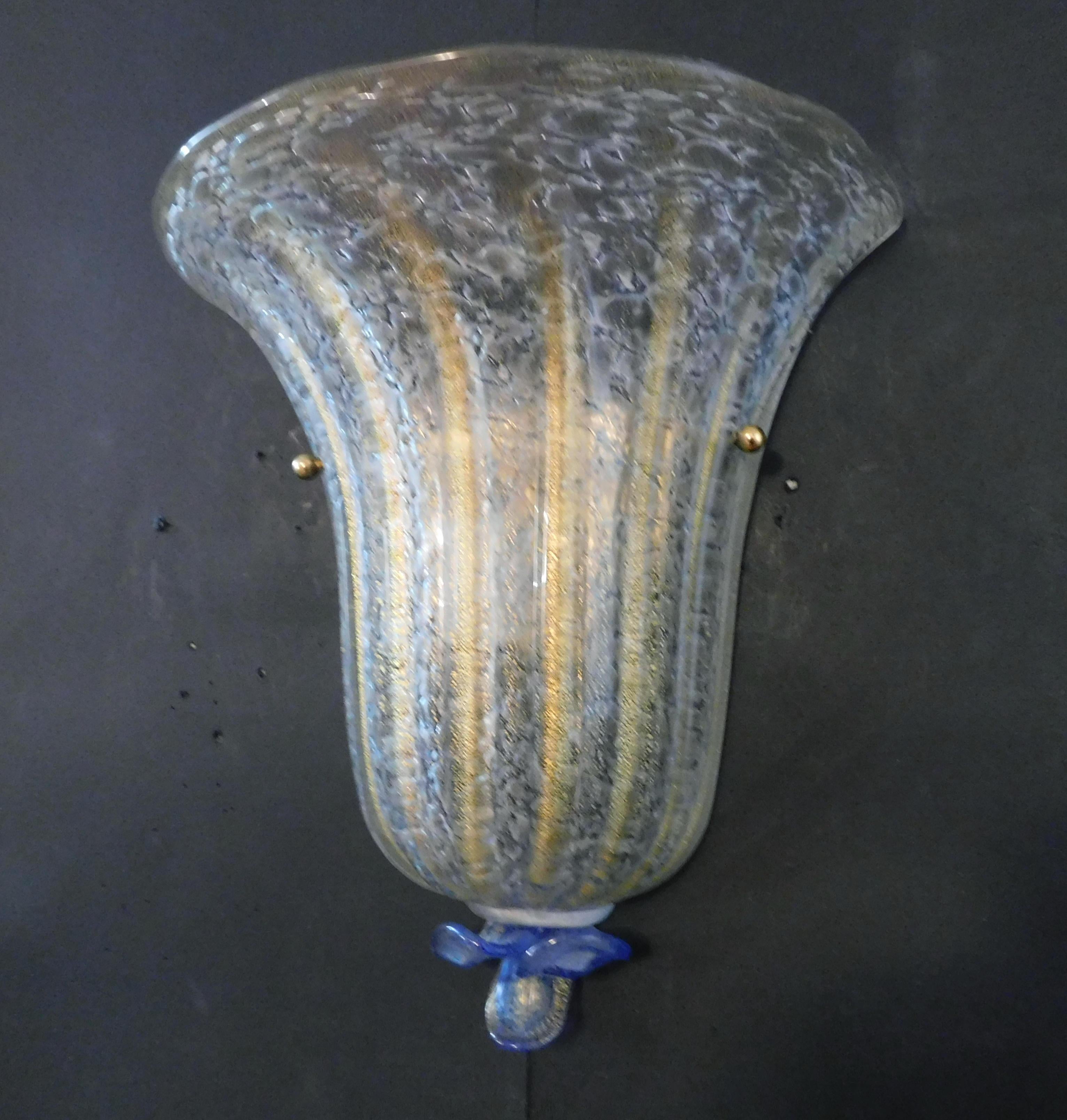 Aplique italiano con un escudo de cristal de Murano soplado a mano con textura granulada e infundido con motas de oro, incluido un remate azul / Made in Italy
Medidas: Alto 12 pulgadas, ancho 9 pulgadas, fondo 5 pulgadas
1 luz / tipo E12 o E14 /