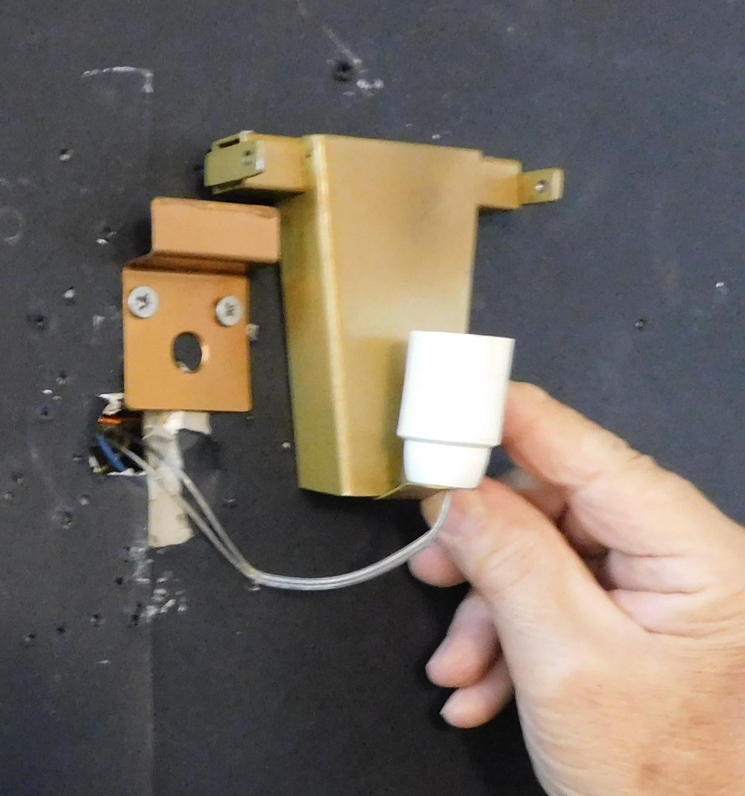 Pair of Golden Shield Sconces en venta 1