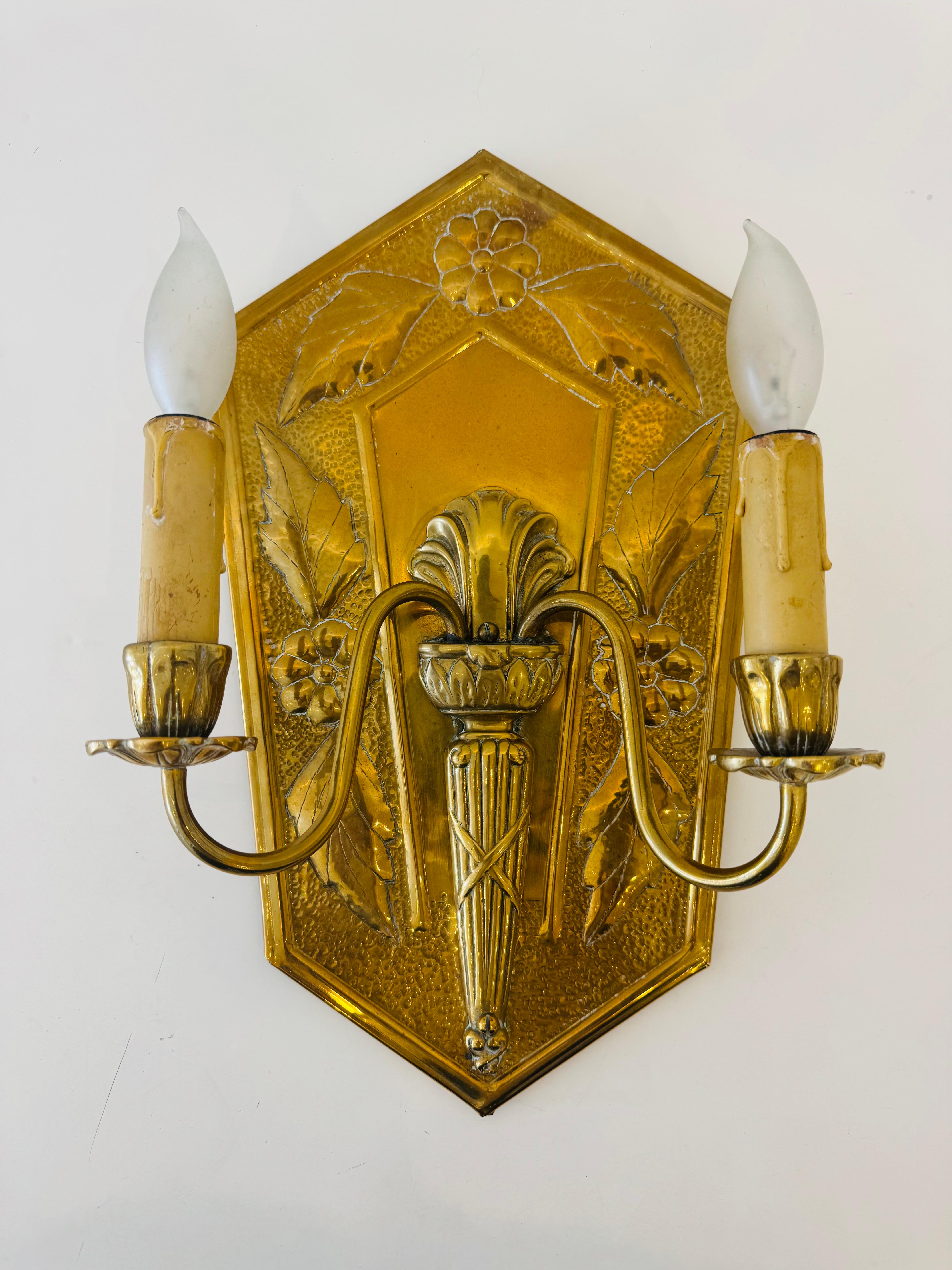 Maravillosa pareja de grandes apliques decorativos suecos Grace de latón dorado de los años 20. Recableado con tomas e12 candelabro.