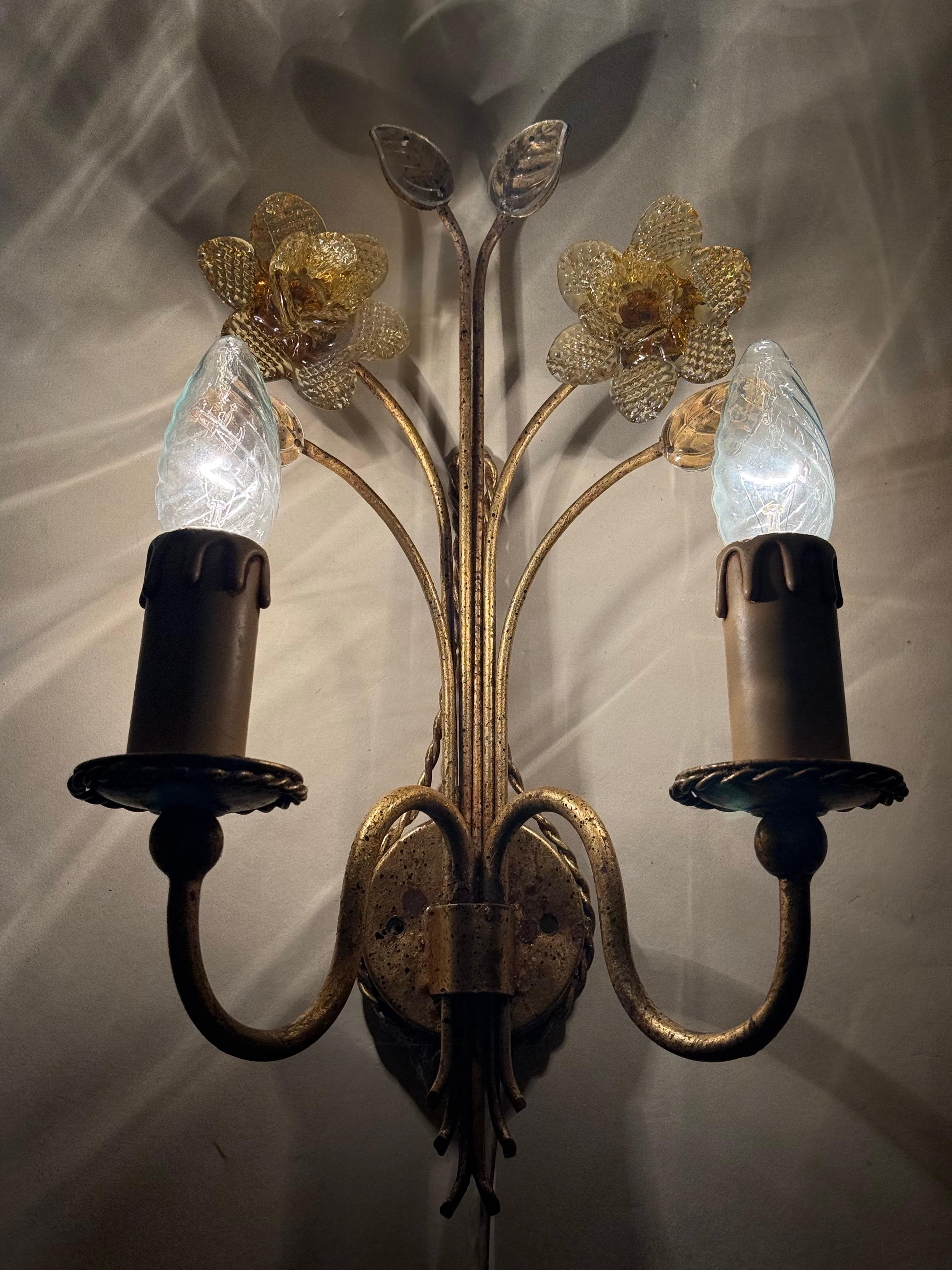 Pareja De Apliques Dorados Con Flores De Narciso De Cristal De Murano en venta 3