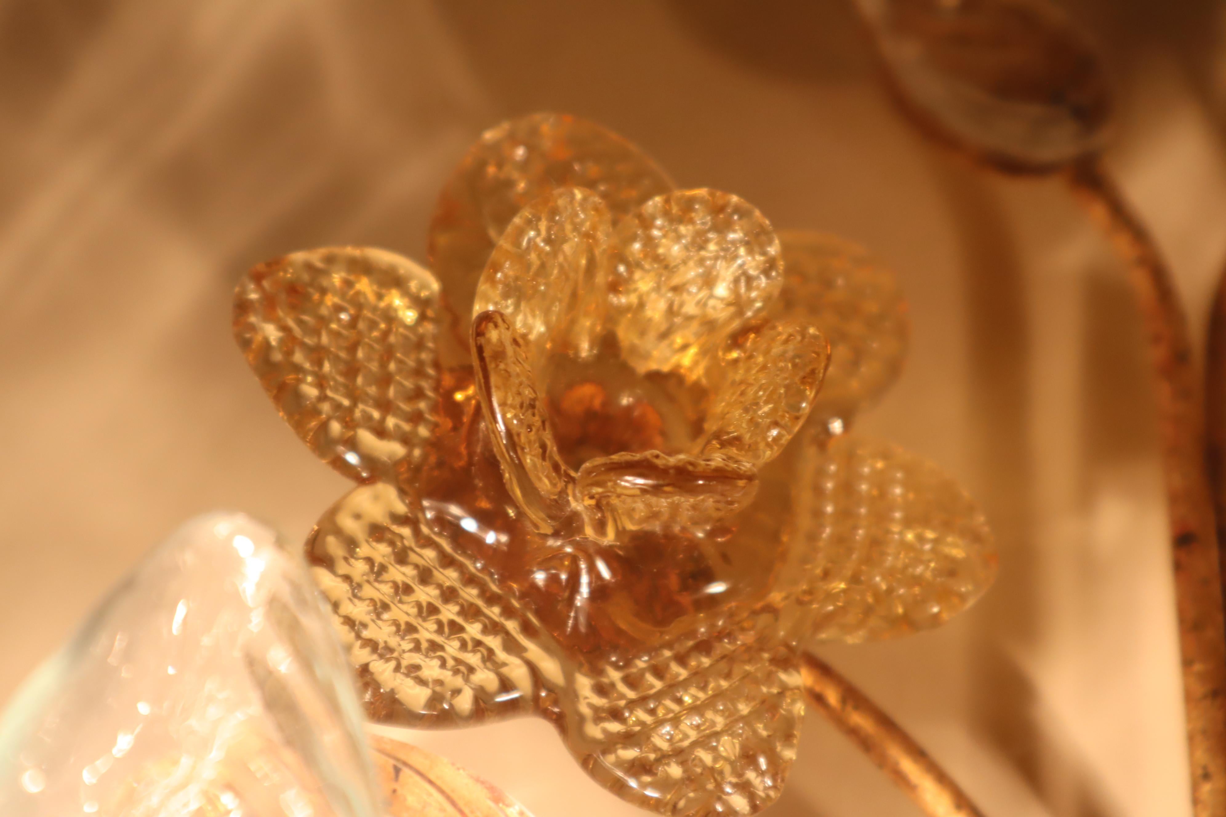 Este precioso par de apliques es un hallazgo especial, con bellos pétalos de cristal y singulares flores de narciso, la hermosa flor que florece en Pascua. Cada lámpara está hecha a mano con cariño a partir de metal y adornada con preciosos