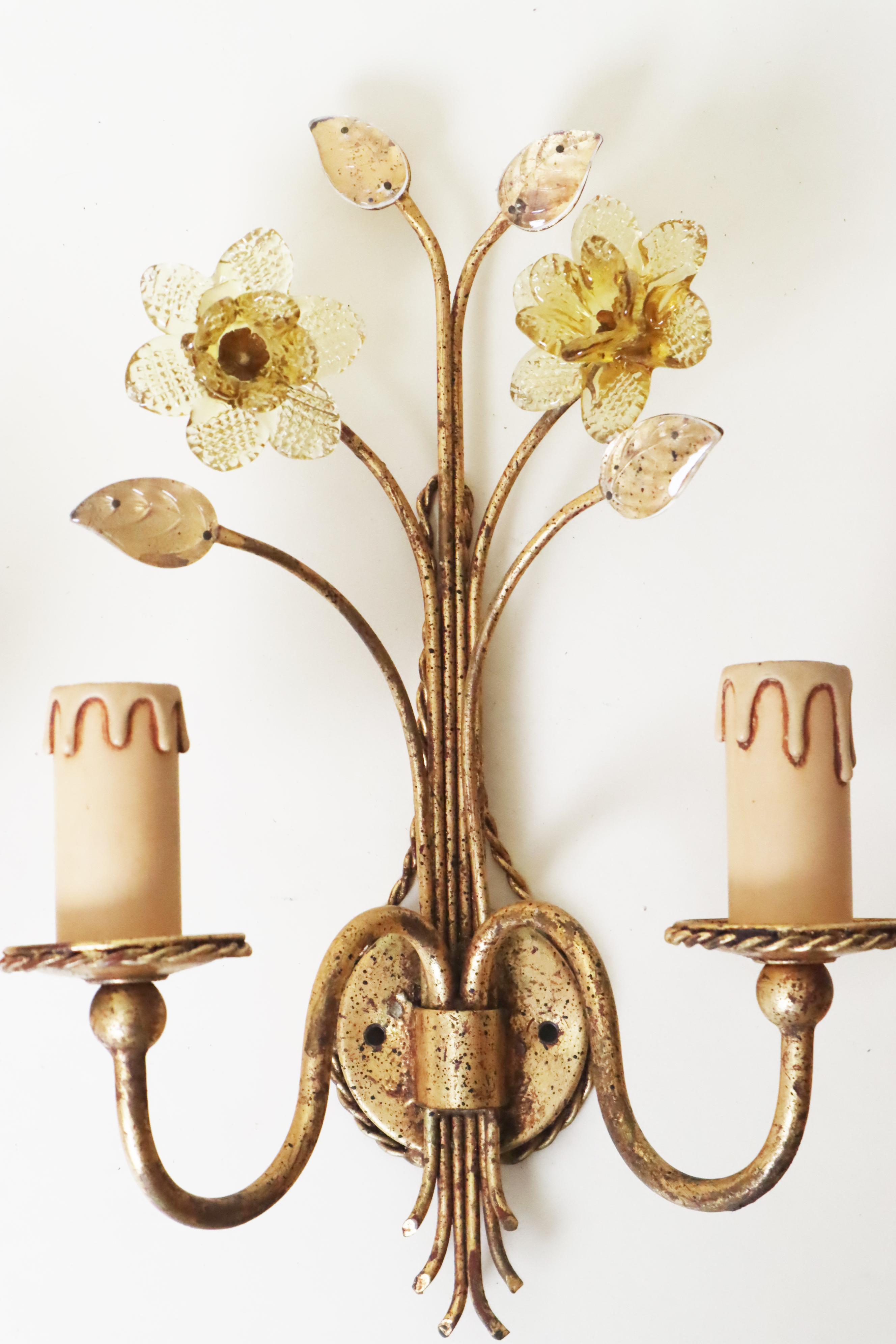Pareja De Apliques Dorados Con Flores De Narciso De Cristal De Murano mediados del siglo XX en venta