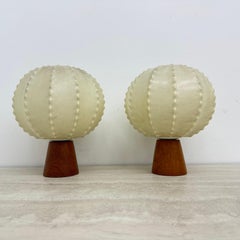Ein Paar „Goldkant Leuchten Cocoon“-Tischlampen mit Teakholzfuß, 1970er Jahre