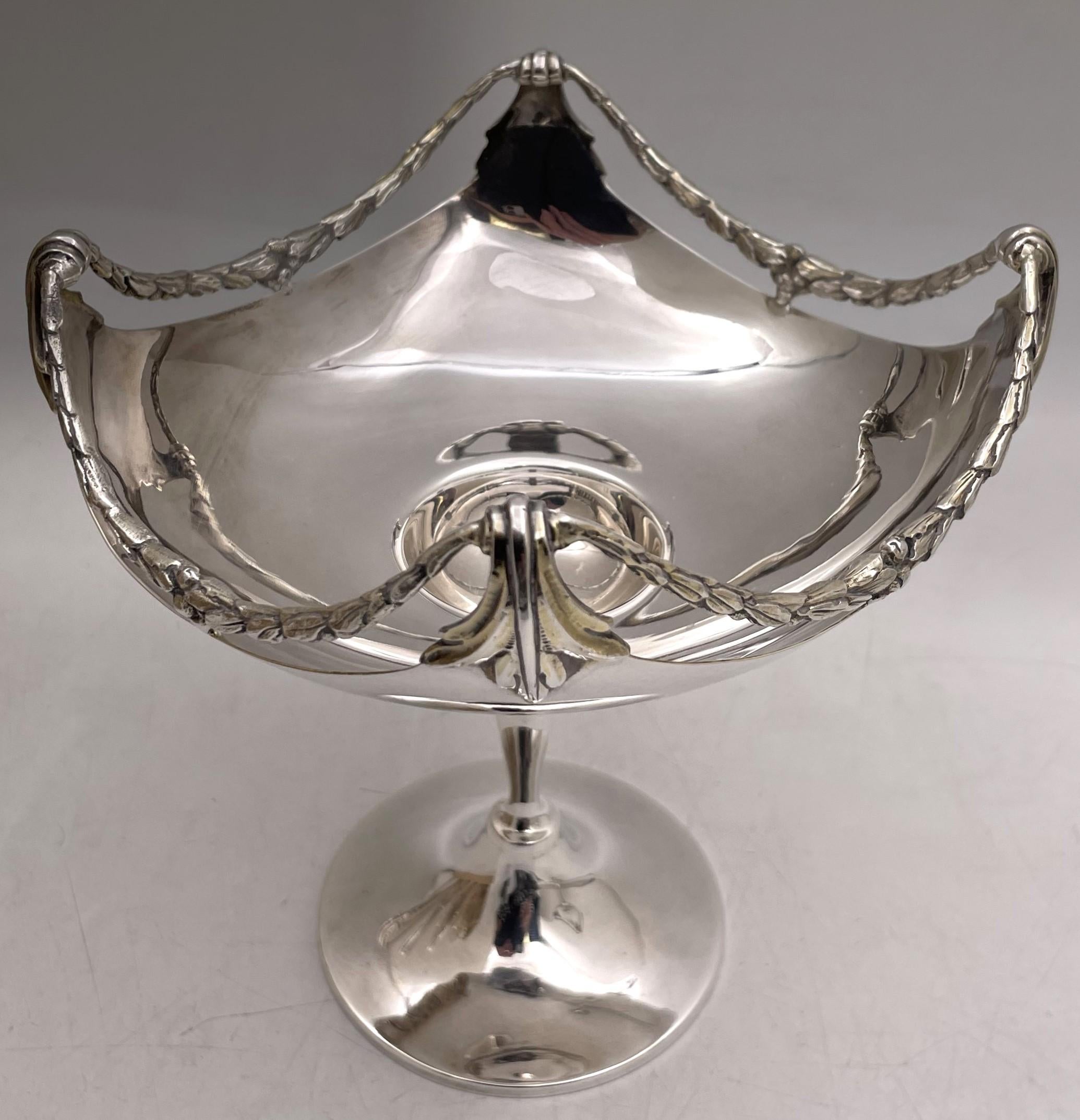 Coppia di vaschette o ciotole con piede in argento Sterling 1910 di Goldsmiths & Silversmiths In condizioni buone in vendita a New York, NY