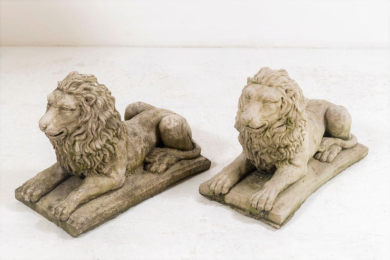 Classical Roman Pair of Good Quality Recumbent Lions Garden Statue Weathered Ornaments