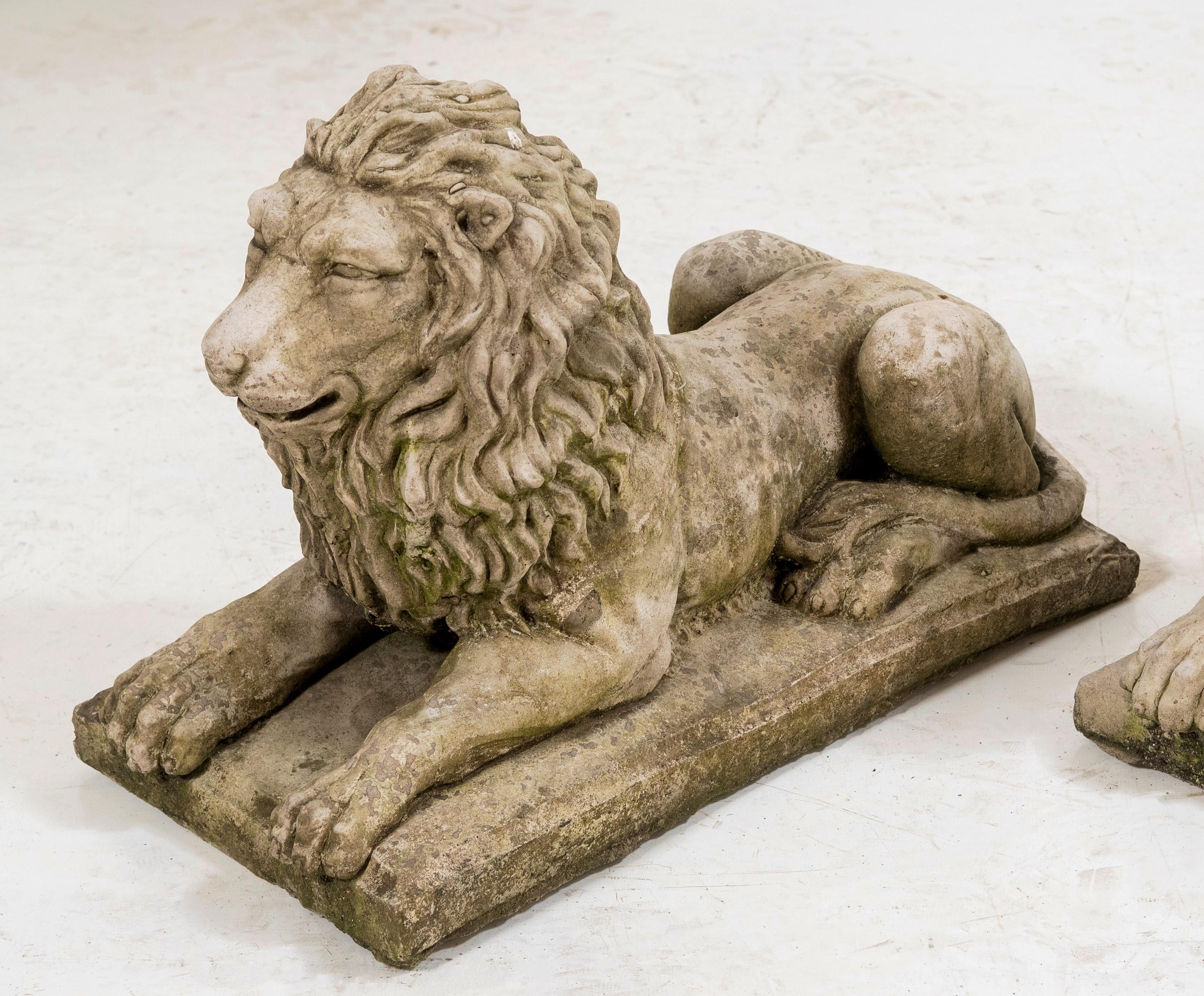 Pair of Good Quality Recumbent Lions Garden Statue Weathered Ornaments In Good Condition In Llanbrynmair, GB