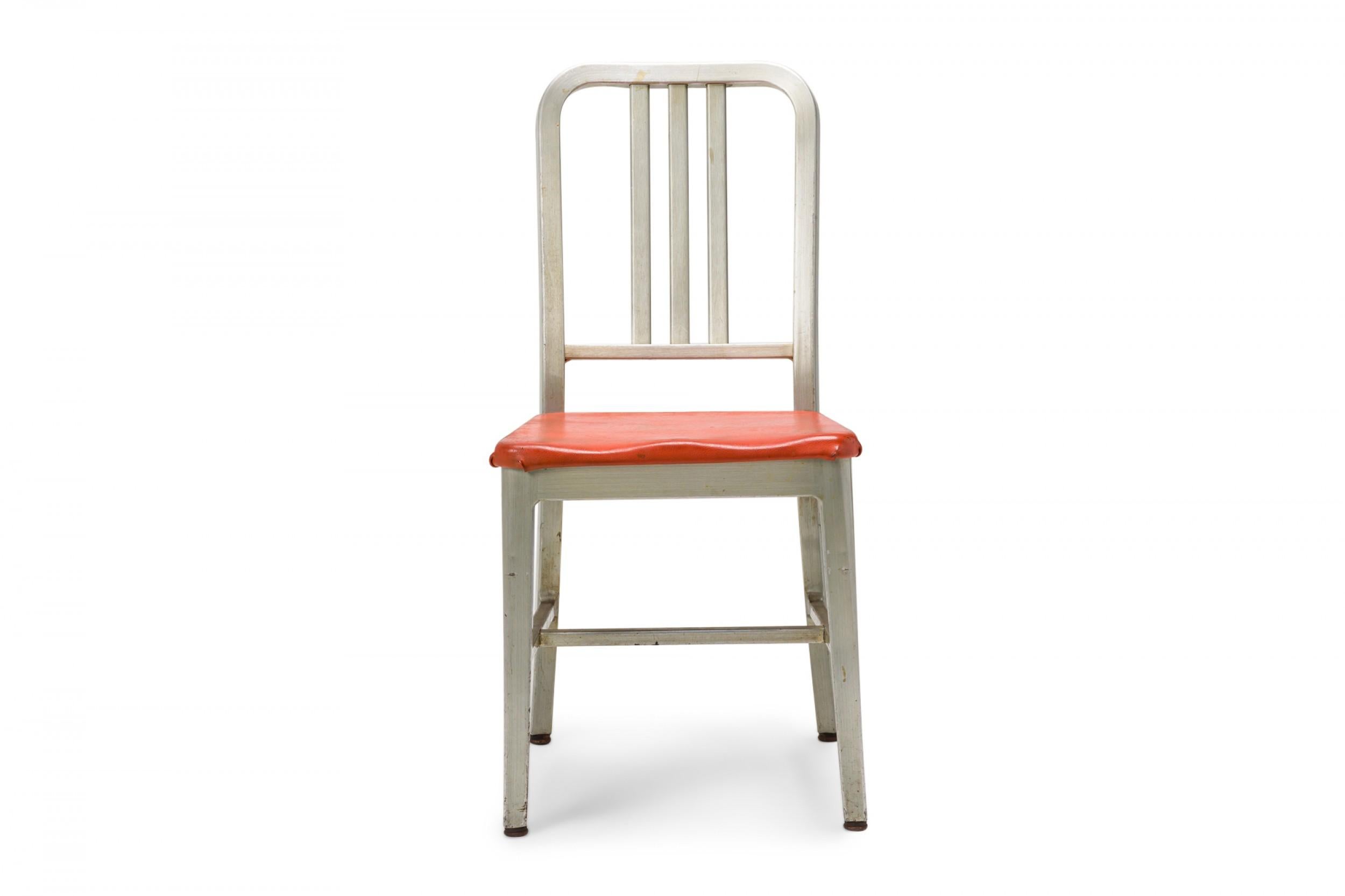 Paire de chaises d'appoint américaines du milieu du siècle avec des cadres en aluminium, des dossiers à lattes verticales et des sièges à glissière tapissés de vinyle rouge, reposant sur quatre pieds carrés à base de brancards. (GOODFORM)(PRIX PAR