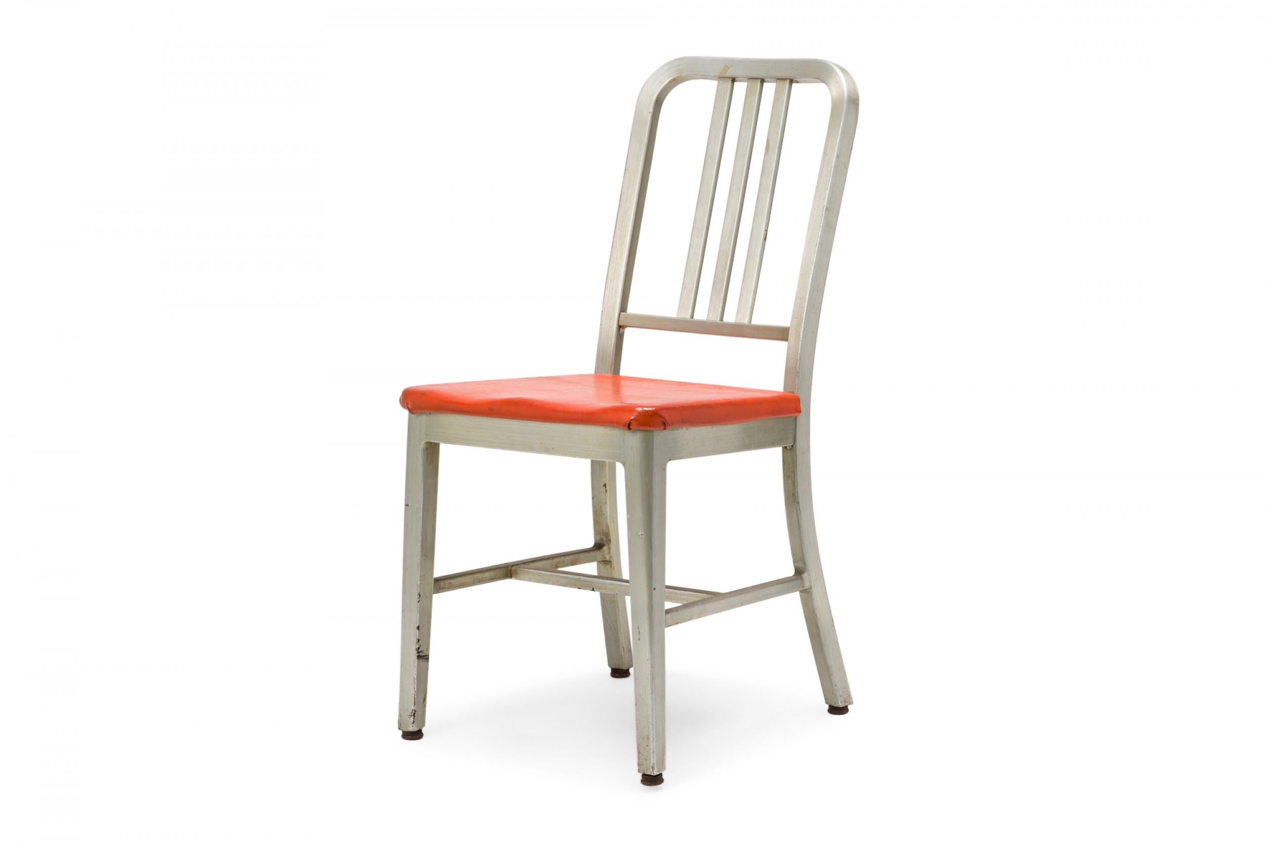 Mid-Century Modern Paire de chaises d'appoint de bonne forme en aluminium et vinyle rouge en vente