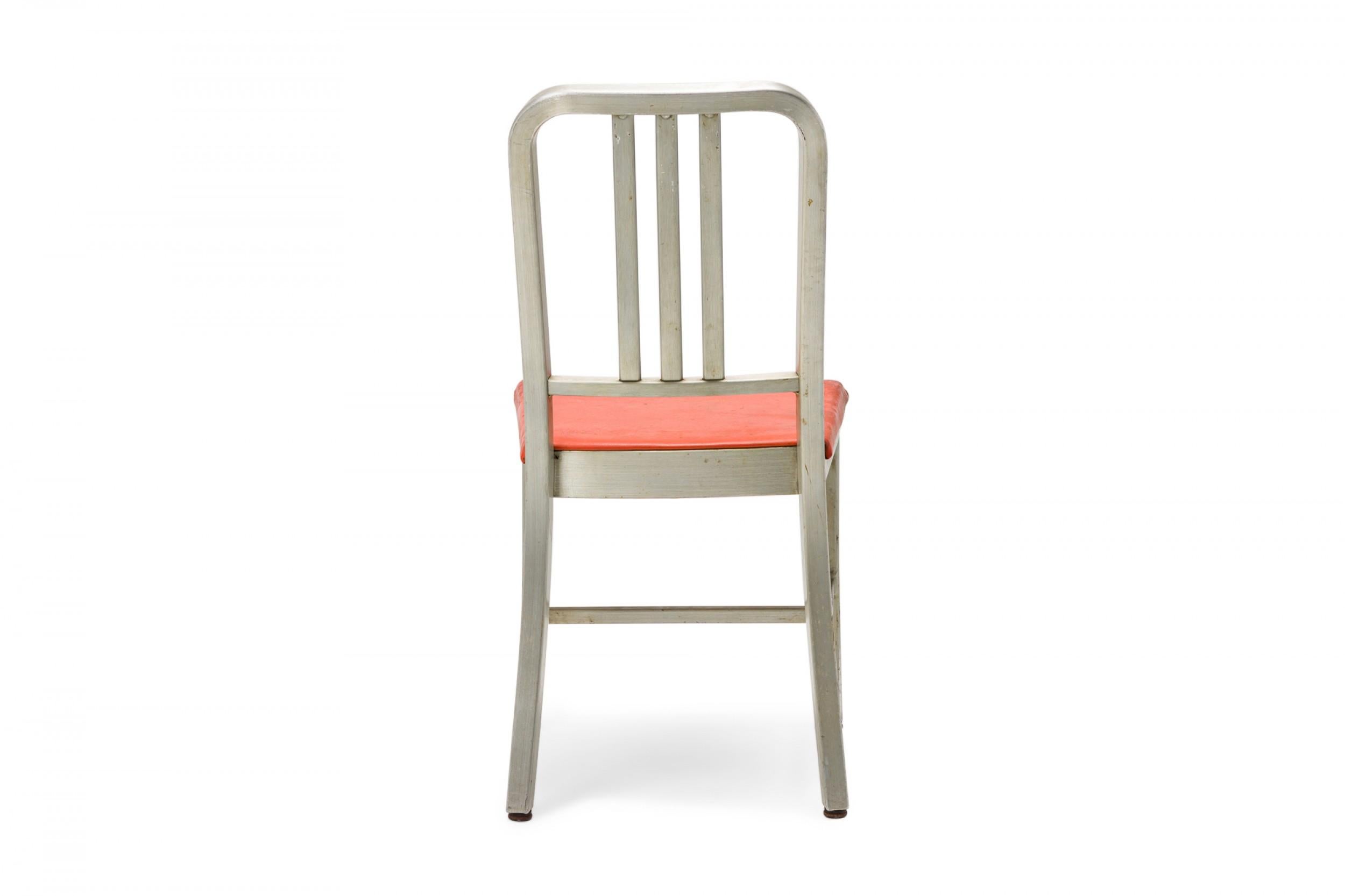 20ième siècle Paire de chaises d'appoint de bonne forme en aluminium et vinyle rouge en vente
