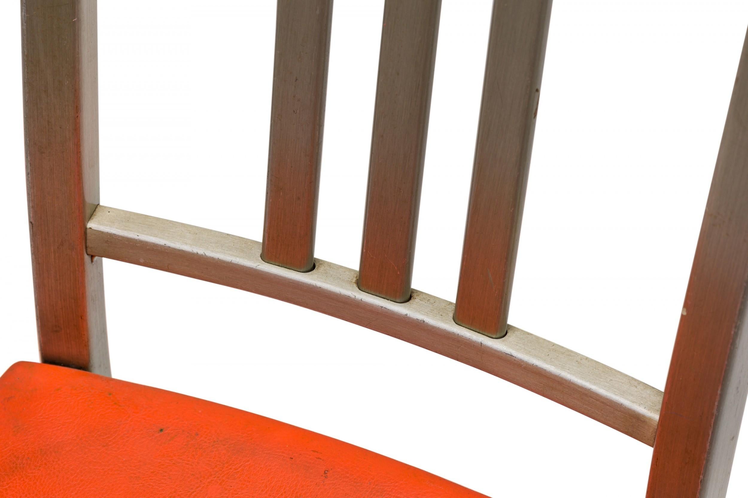 Métal Paire de chaises d'appoint de bonne forme en aluminium et vinyle rouge en vente