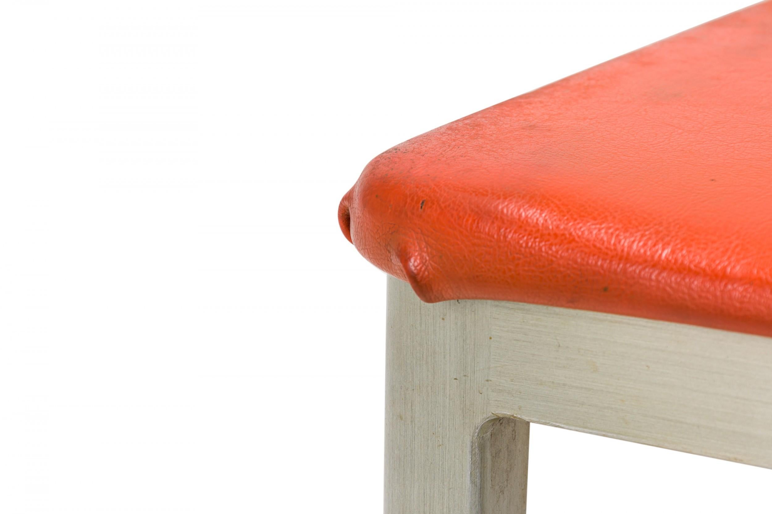 Paire de chaises d'appoint de bonne forme en aluminium et vinyle rouge en vente 1