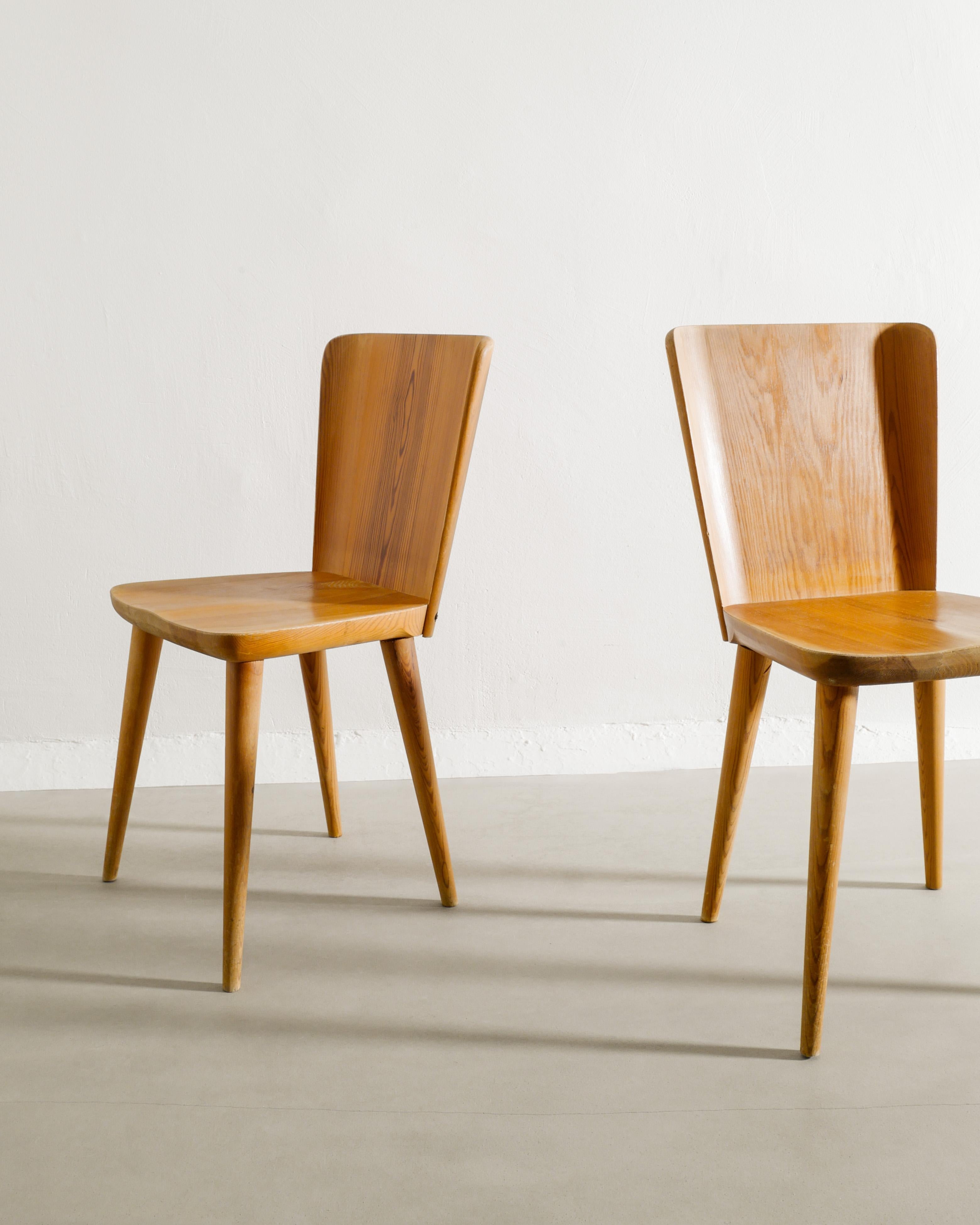 Scandinavian Modern Pair of Göran Malmvall Wooden Pine Chairs Produced by Svensk Fur Sweden, 1940s For Sale