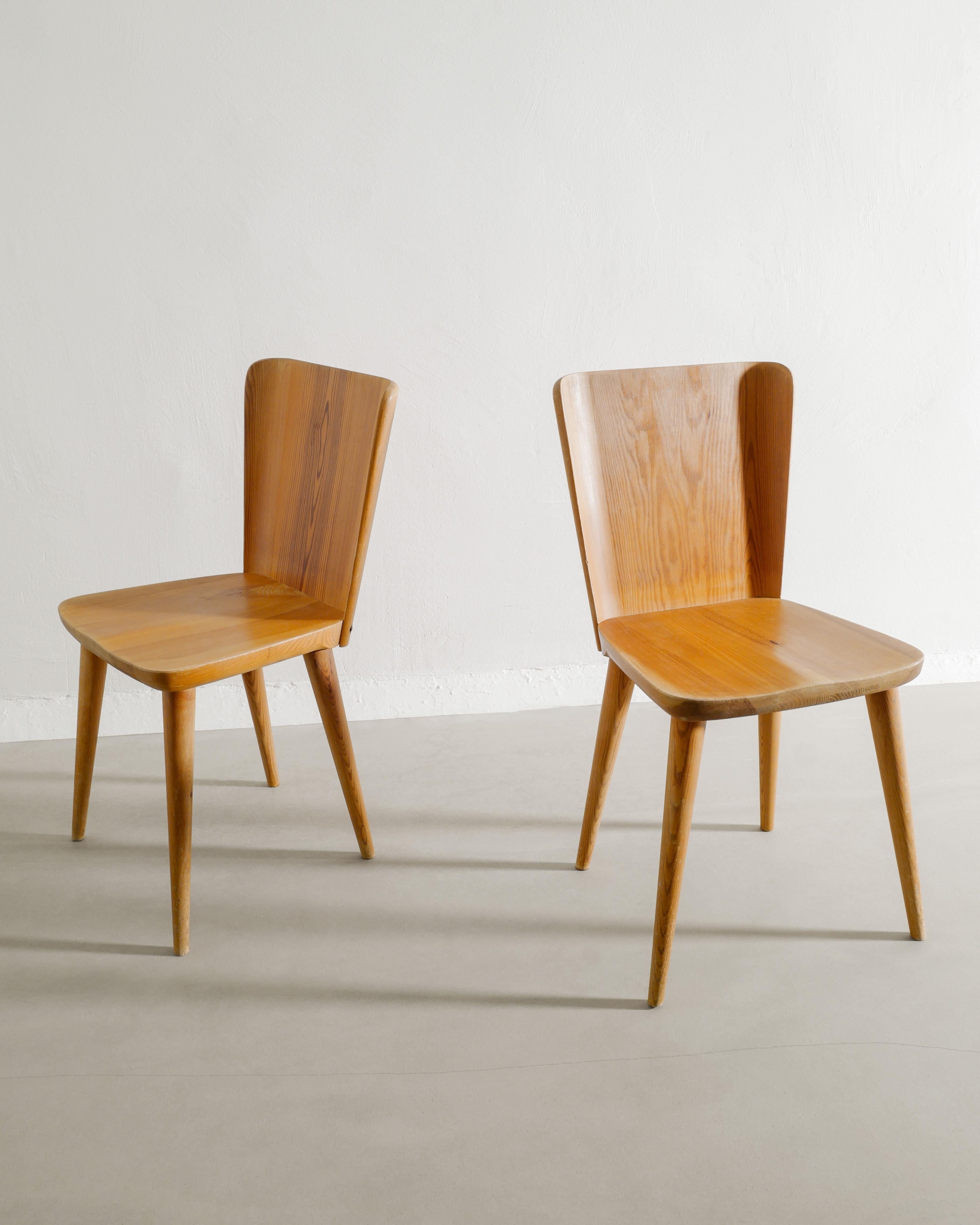 Swedish Pair of Göran Malmvall Wooden Pine Chairs Produced by Svensk Fur Sweden, 1940s For Sale