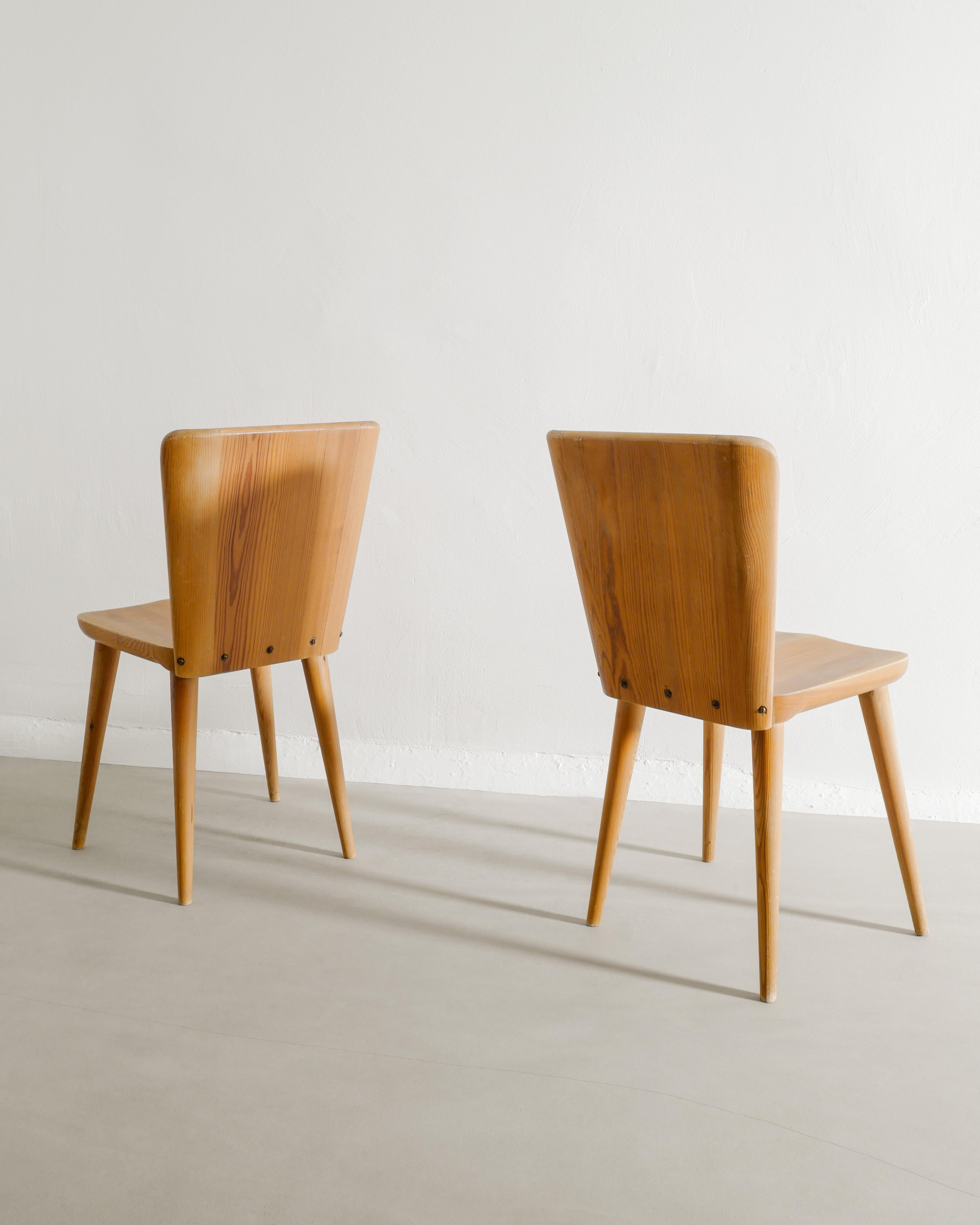 Pair of Göran Malmvall Wooden Pine Chairs Produced by Svensk Fur Sweden, 1940s In Good Condition For Sale In Stockholm, SE
