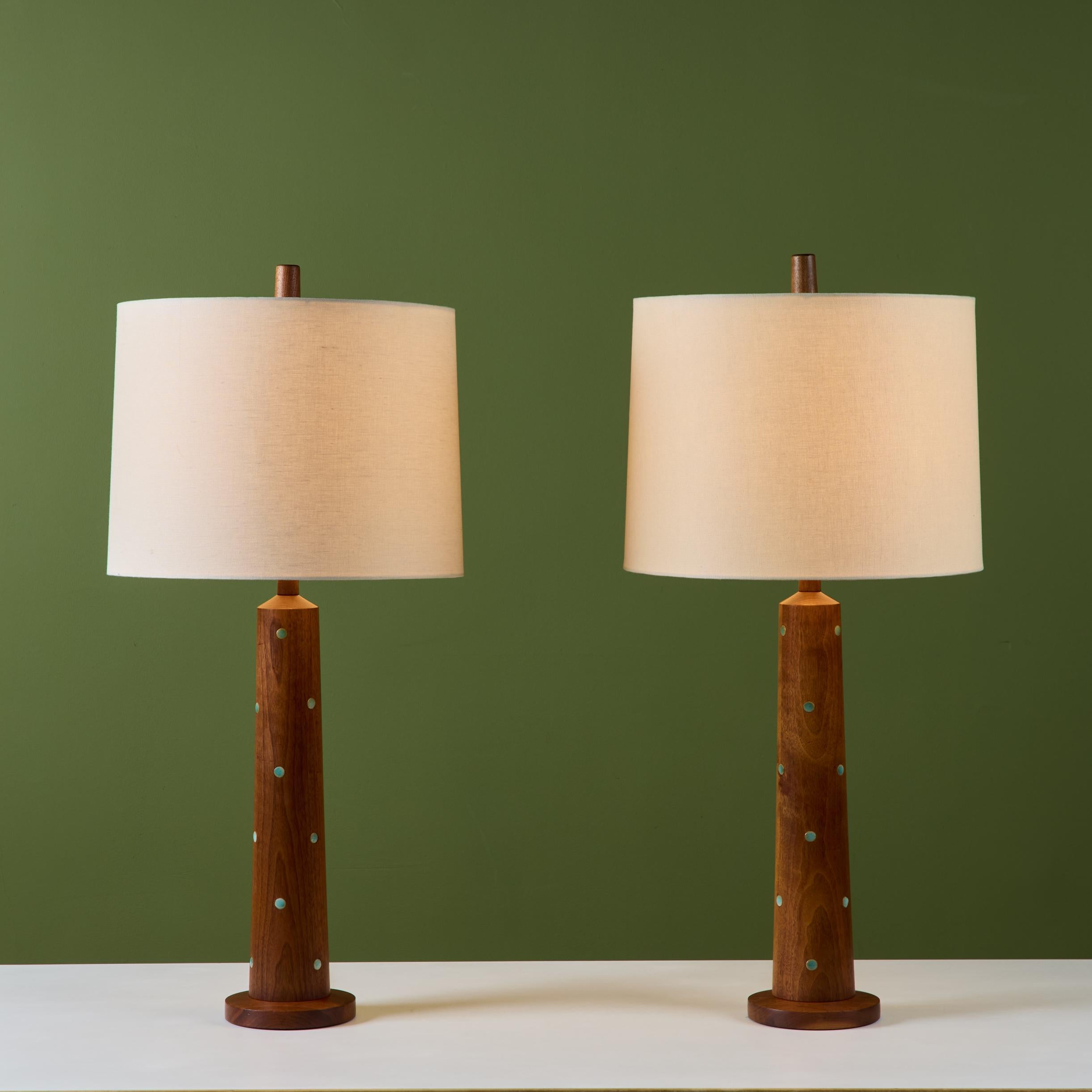 Mid-Century moderno Coppia di lampade da tavolo in legno di Gordon & Jane Martz con intarsio di piastrelle in vendita