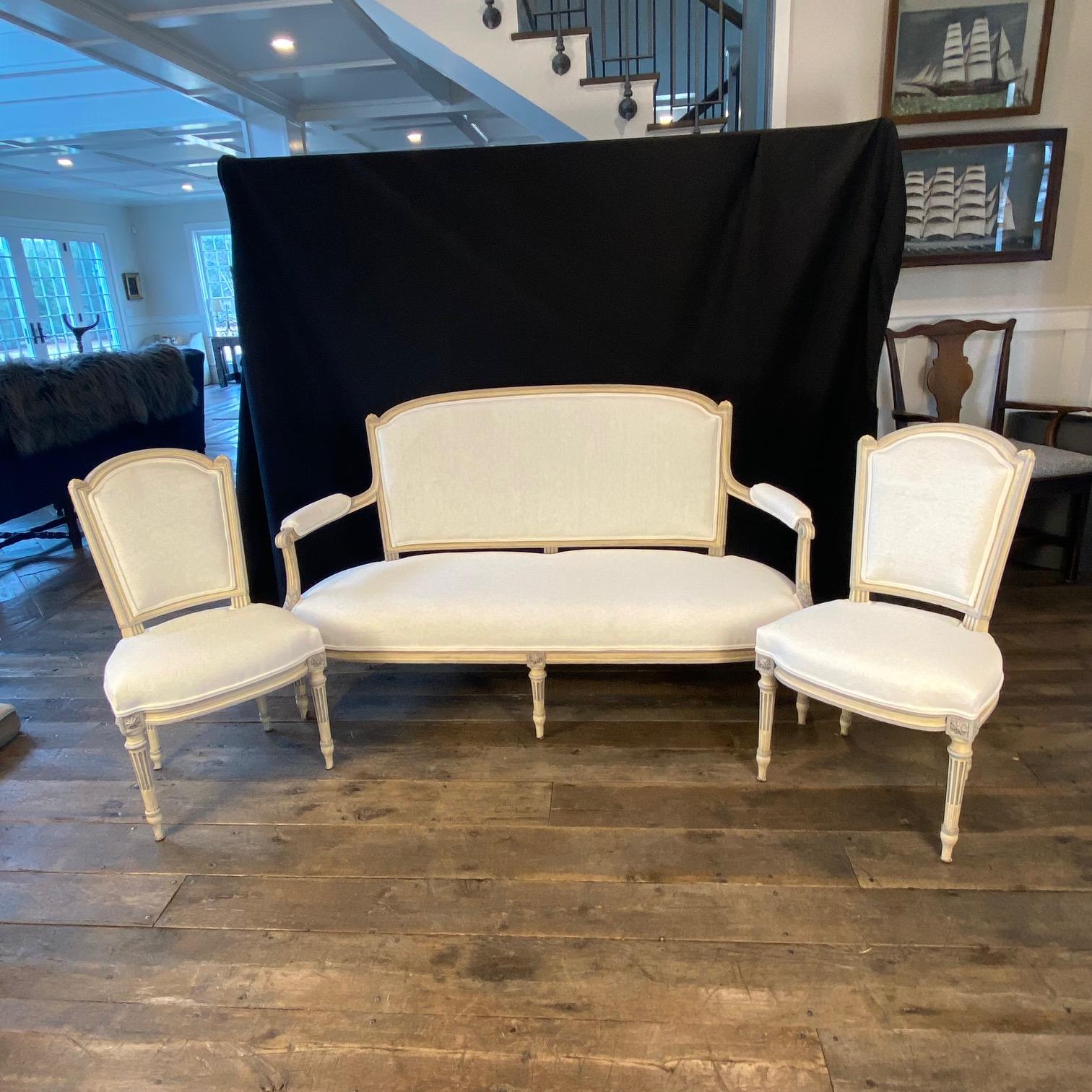 Paire de magnifiques chaises d'appoint du 19ème siècle provenant d'une rare suite de salon en vente 3