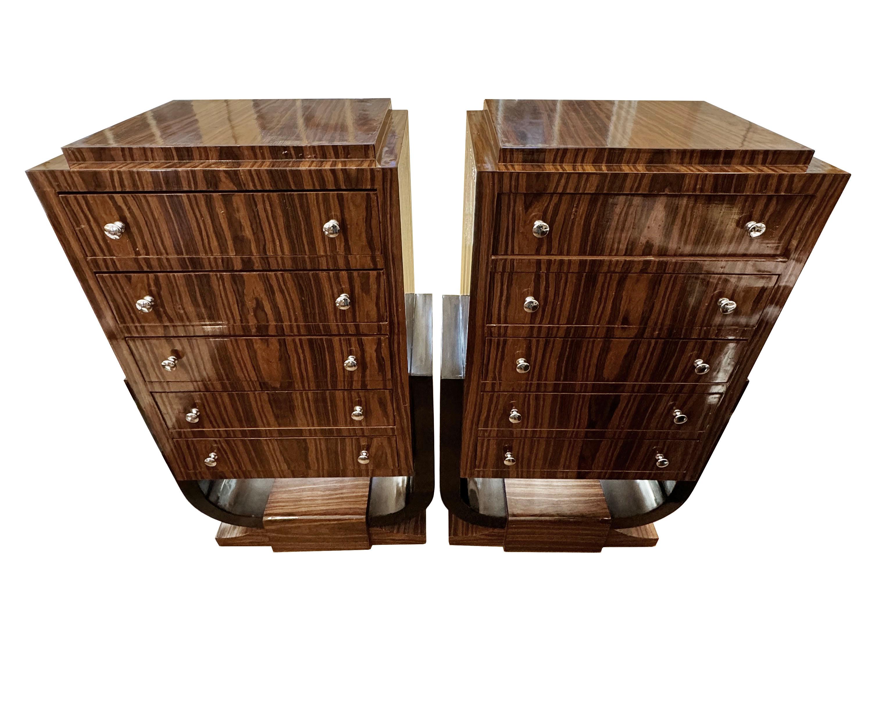 Eleva l'arredamento della tua casa con queste splendide cassapanche laccate in stile Art-Decor, pezzi che sposano magnificamente il fascino vintage con la raffinatezza moderna. Composta da cinque spaziosi cassetti, ognuno dei quali è impreziosito da
