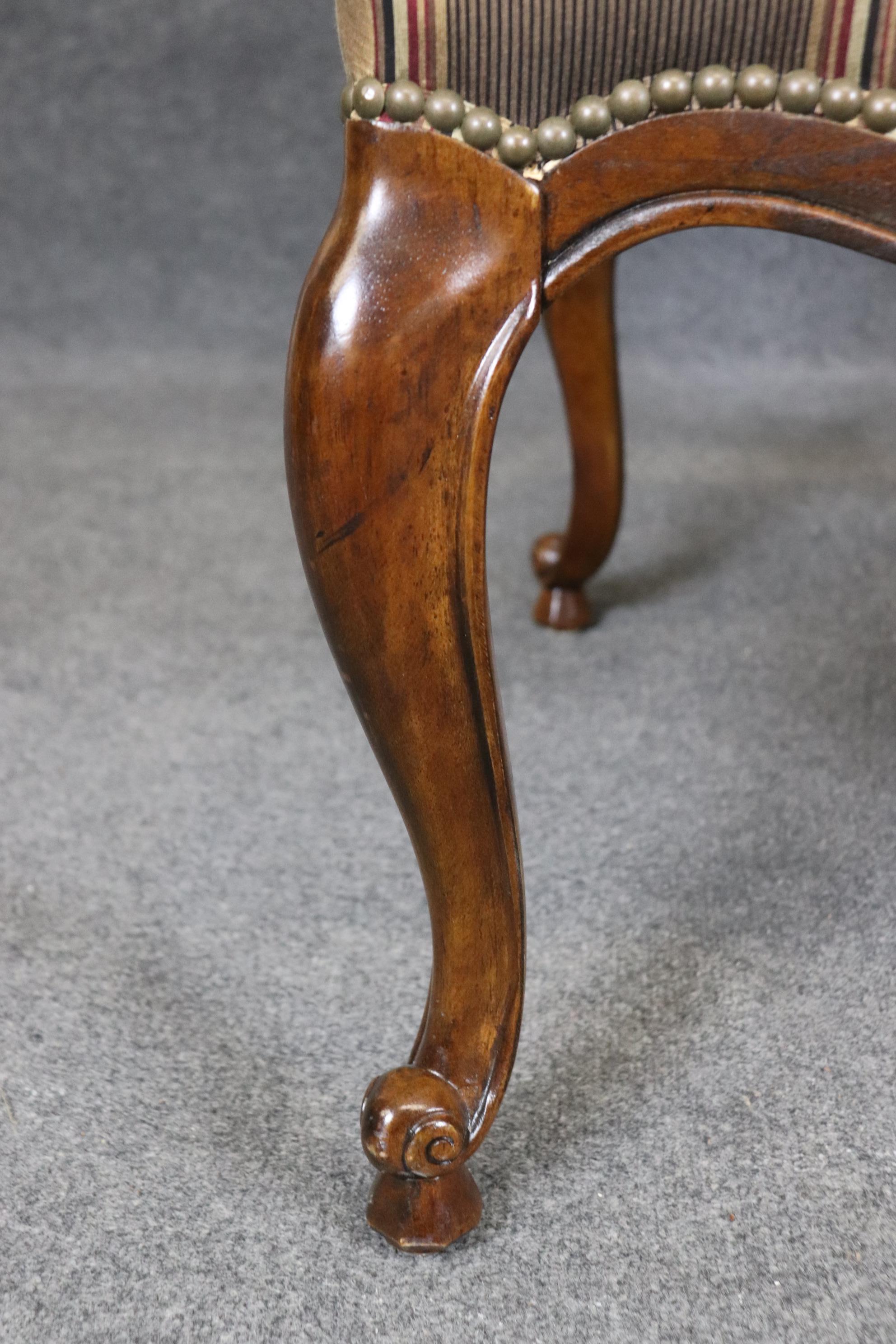 Paar prächtige französische Louis-XV-Sessel aus Nussbaumholz mit gestreifter Polsterung aus dem Jahrhundert (Walnuss) im Angebot