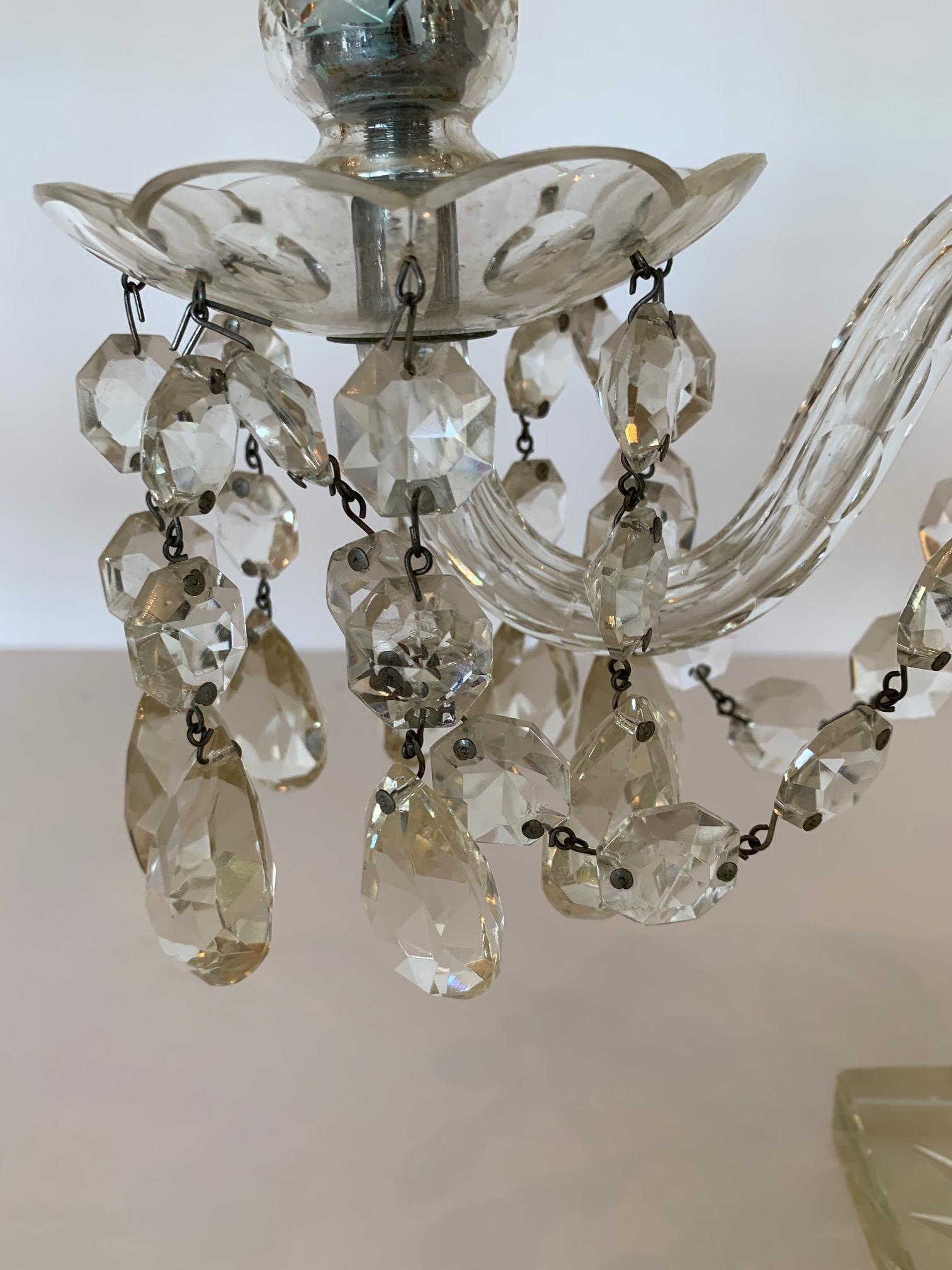 Zwei prächtige Kristallkandelaber mit zwei Zweigen im Zustand „Starke Gebrauchsspuren“ im Angebot in Hopewell, NJ
