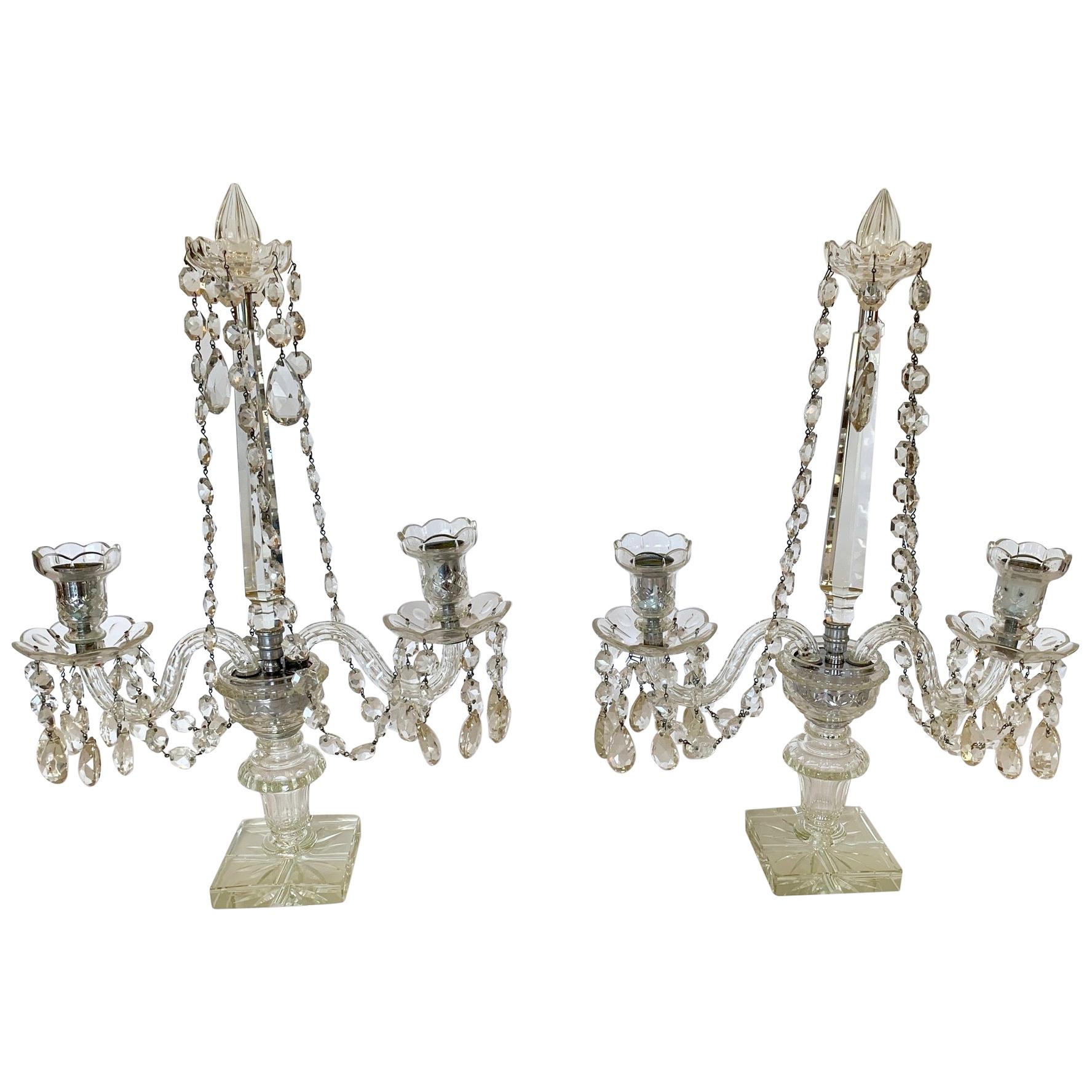 Paire de magnifiques candélabres en cristal à deux branches en vente