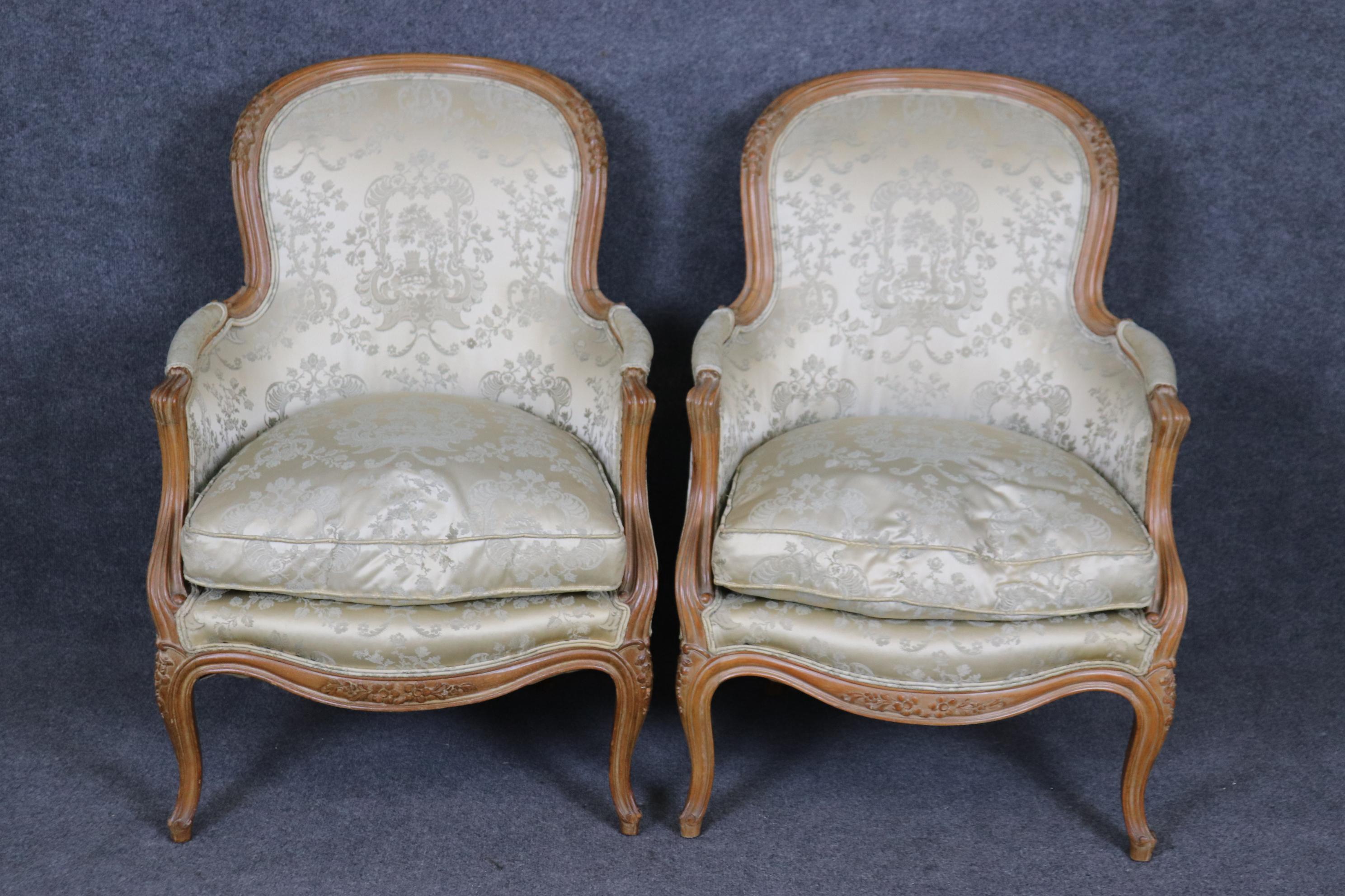Francese Coppia di splendide sedie bergere francesi intagliate Luigi XV circa degli anni '40