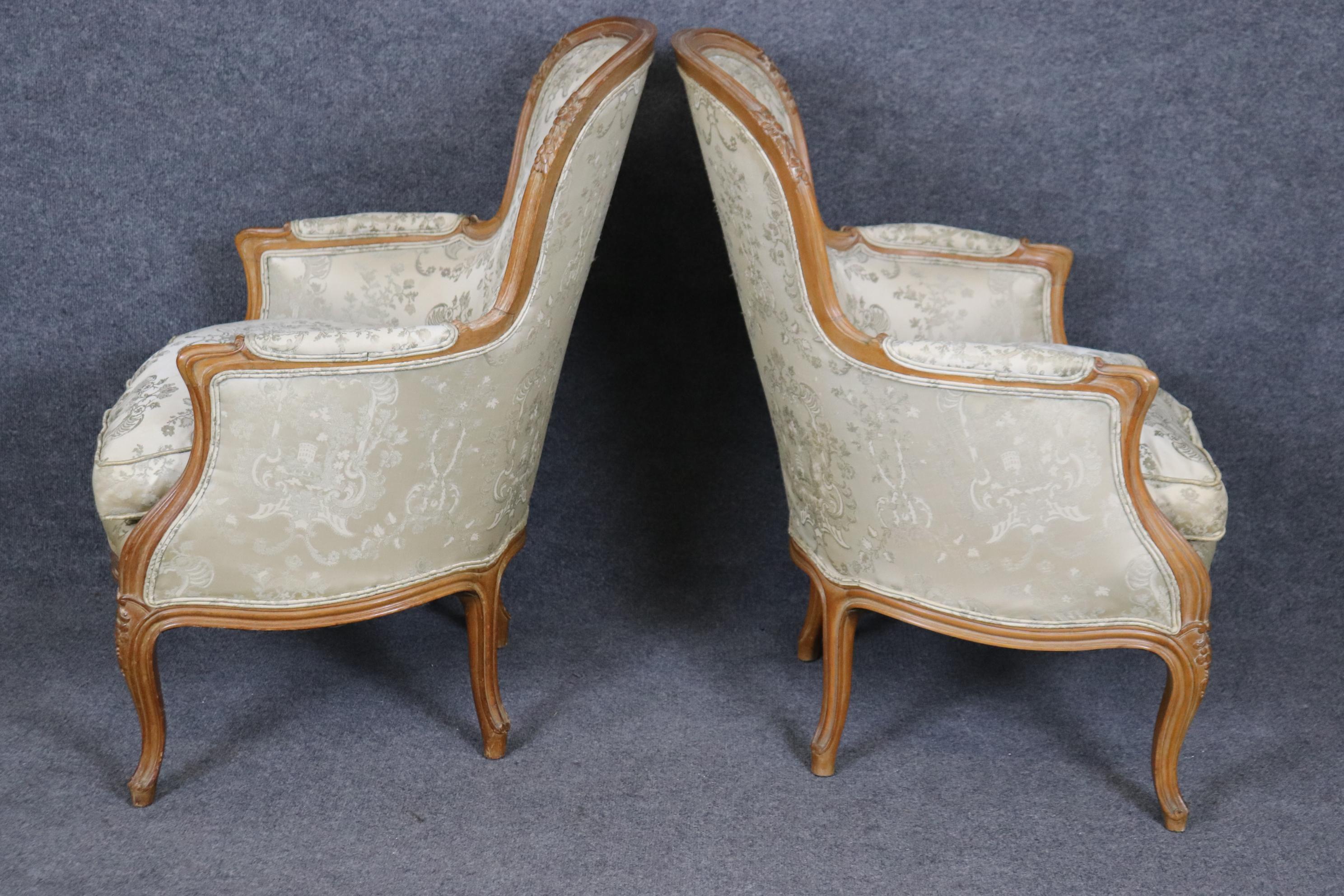 Coppia di splendide sedie bergere francesi intagliate Luigi XV circa degli anni '40 In condizioni buone a Swedesboro, NJ